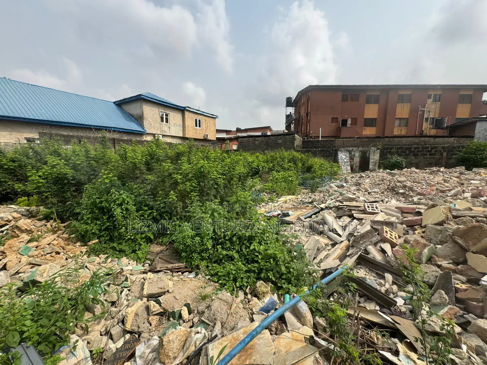 3bdrm Apartment in Agric Estate, Igando / Ikotun/Igando for sale