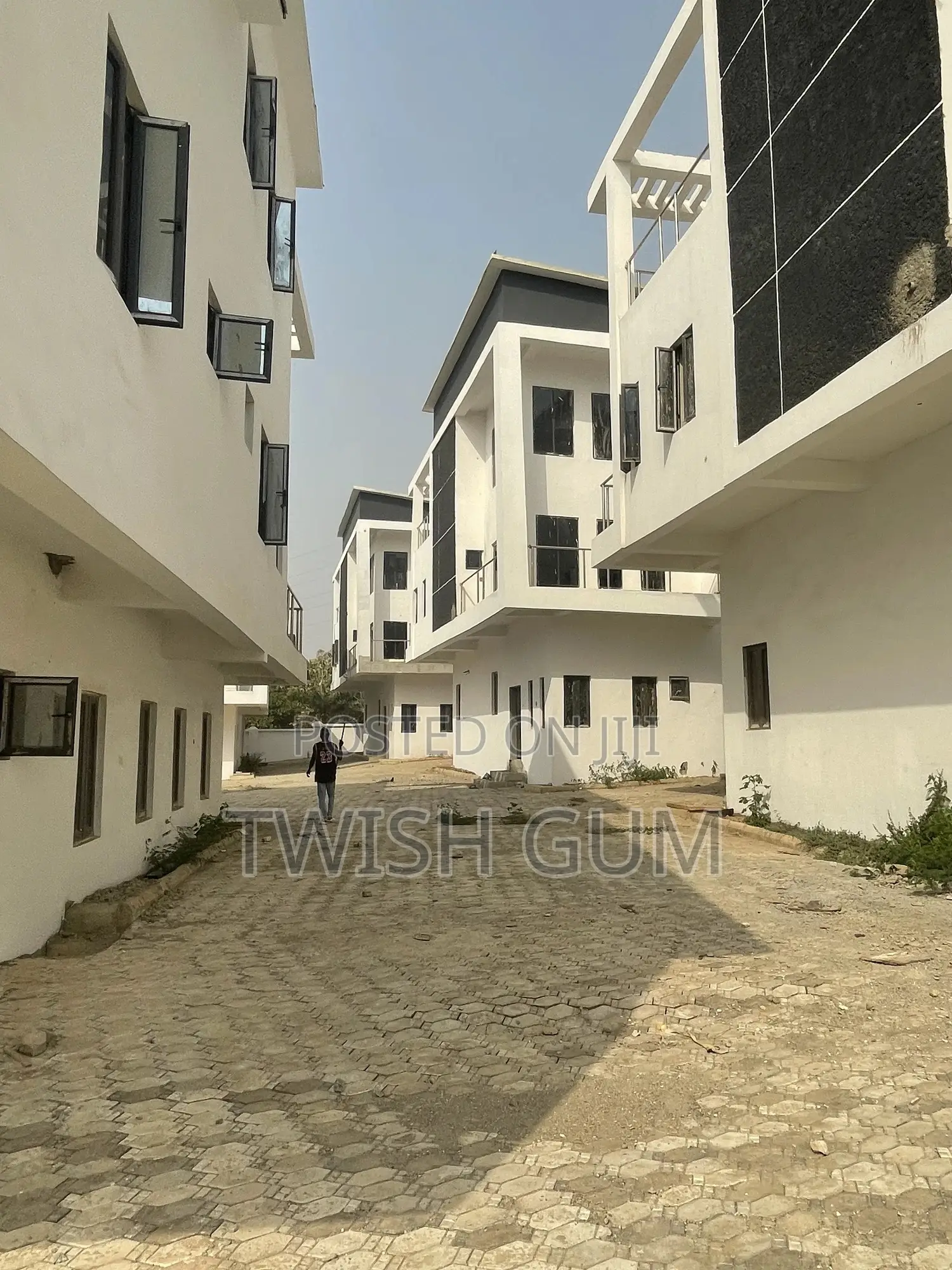 6bdrm Duplex in Blackdot Shelters., Guzape District for sale