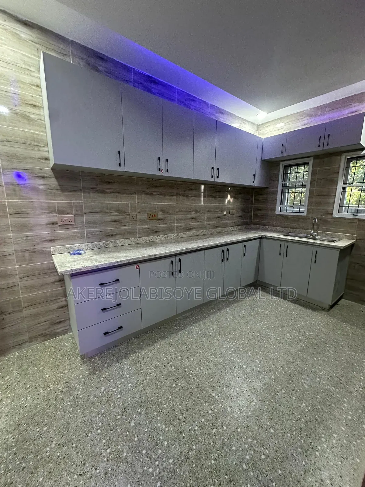 3bdrm Block of Flats in Fo1 Kubwa, Abuja for sale
