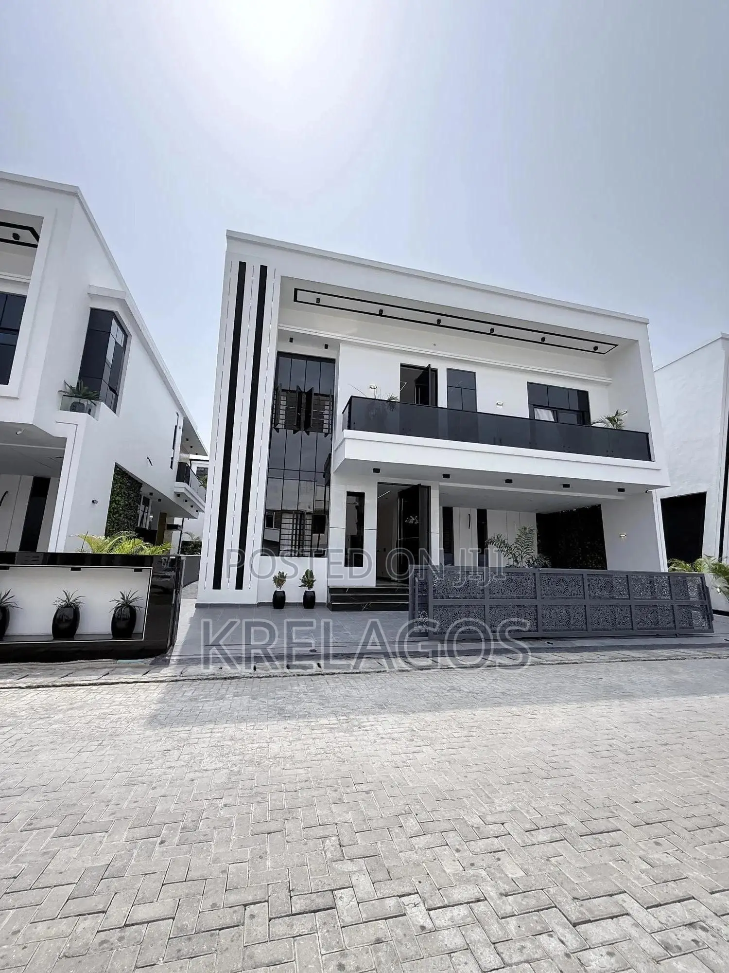 5bdrm Duplex in Chevron for sale