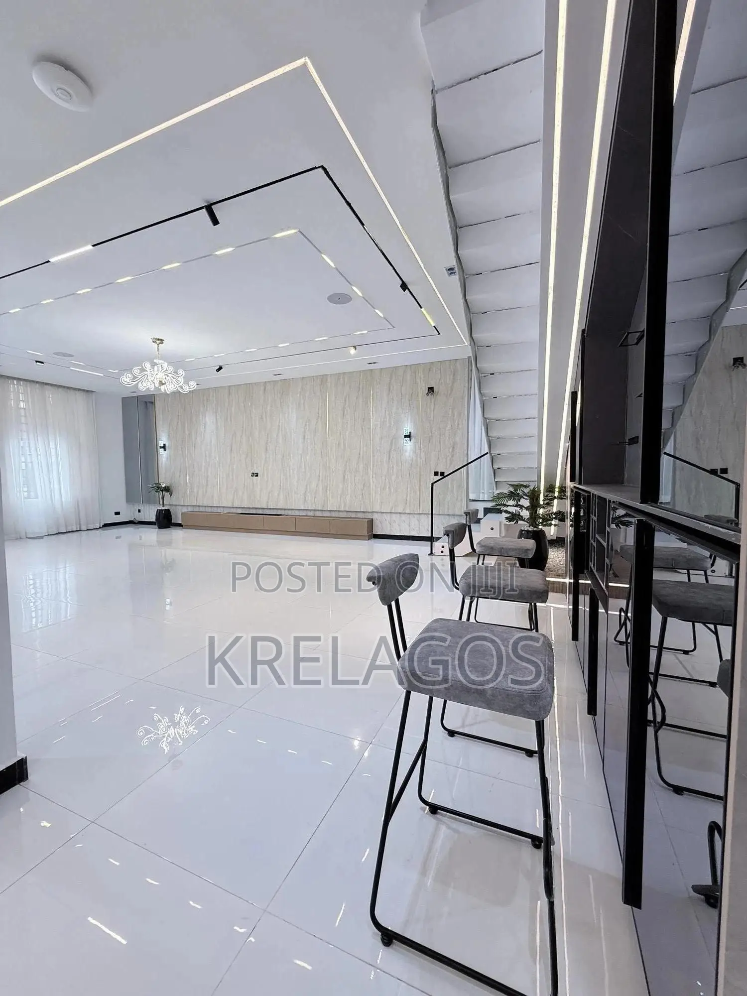 5bdrm Duplex in Chevron for sale