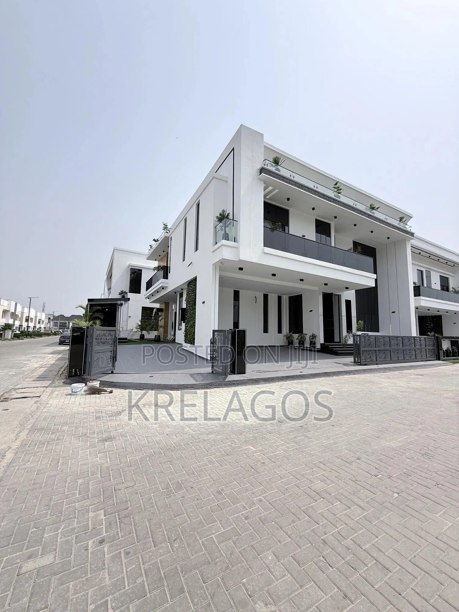 5bdrm Duplex in Chevron for sale