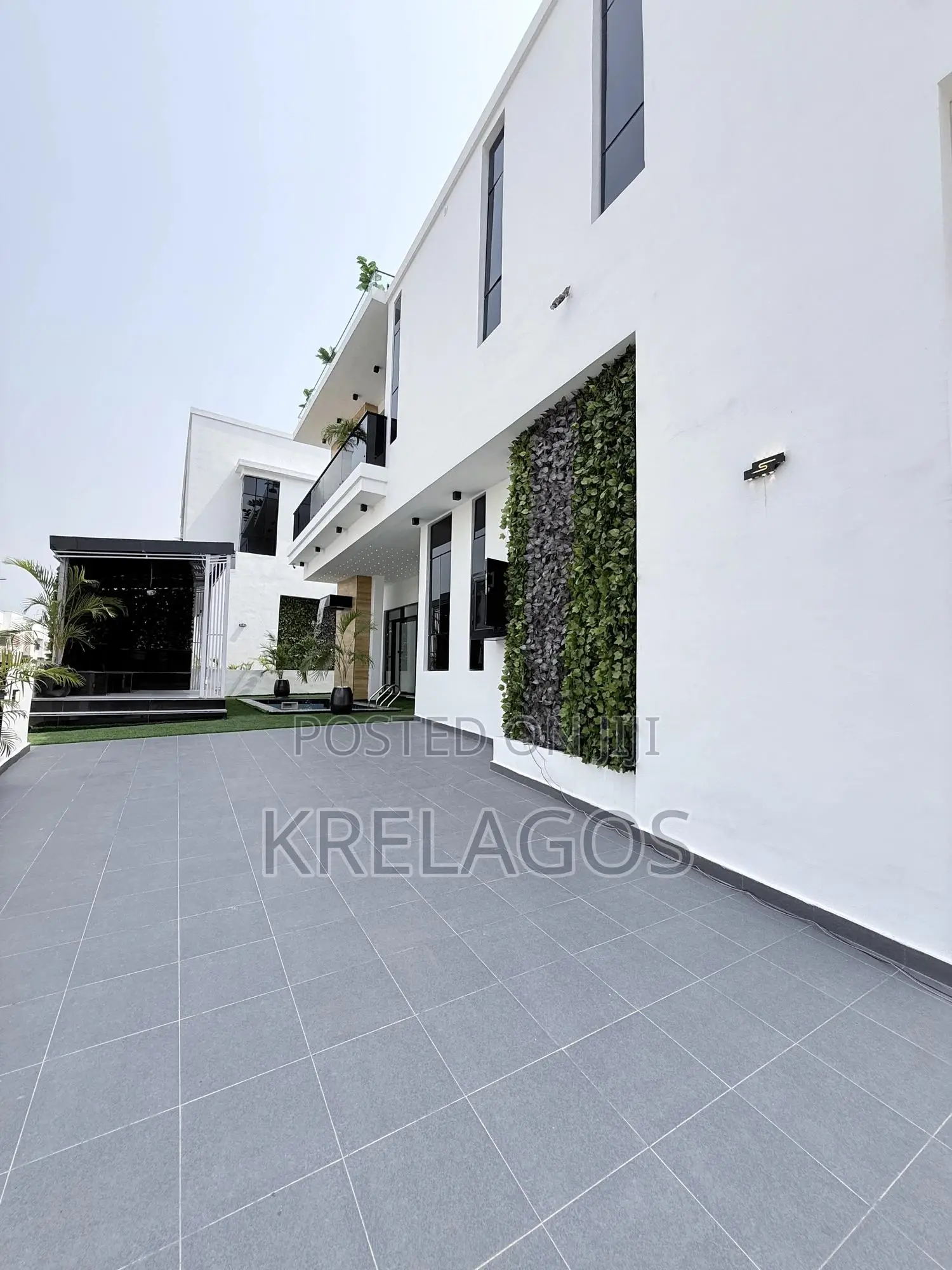 5bdrm Duplex in Chevron for sale