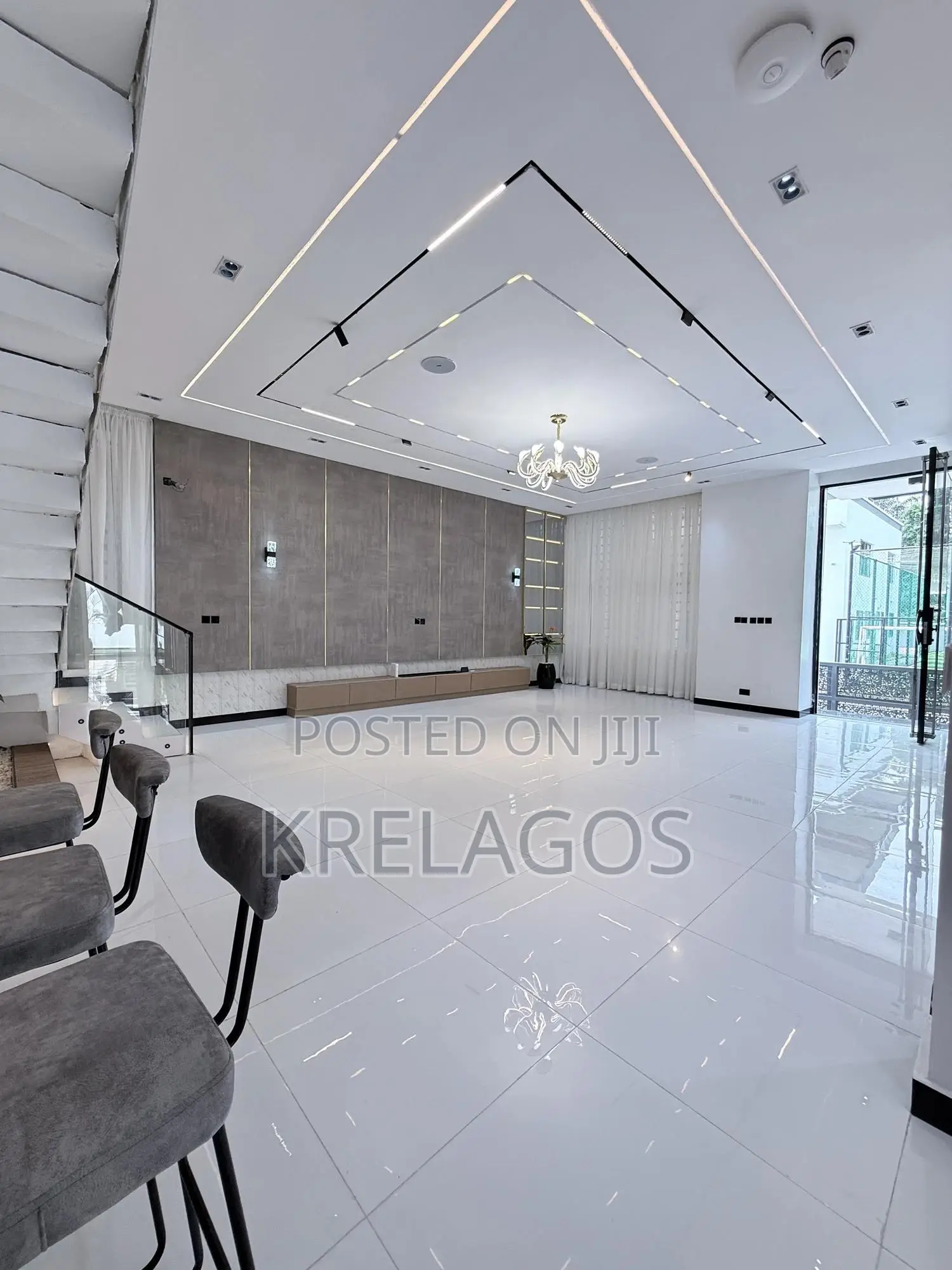 5bdrm Duplex in Chevron for sale