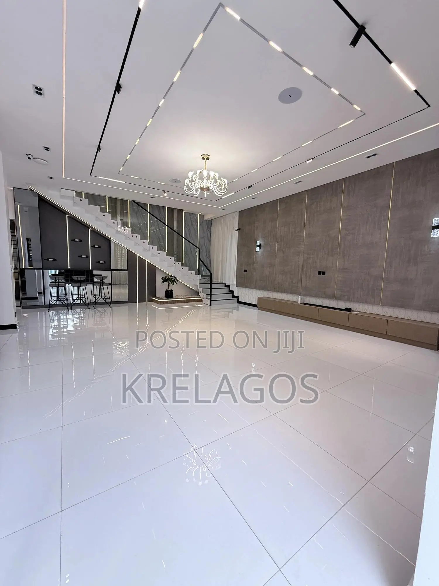 5bdrm Duplex in Chevron for sale