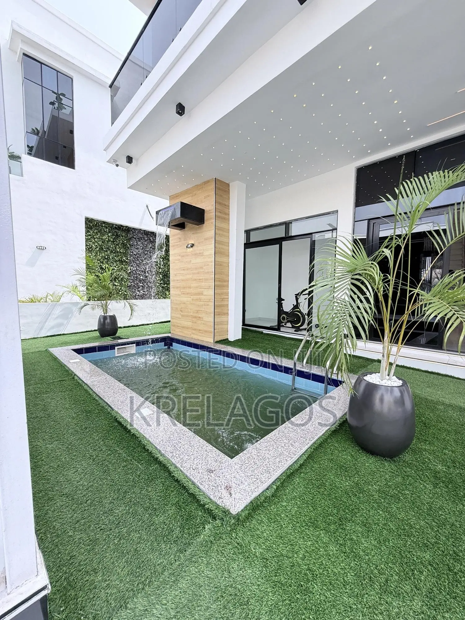 5bdrm Duplex in Chevron for sale
