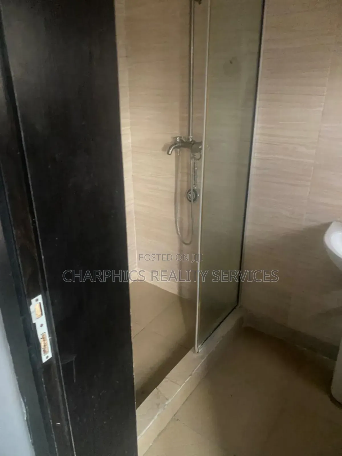 2bdrm Apartment in Lekki Phase 2 for rent
