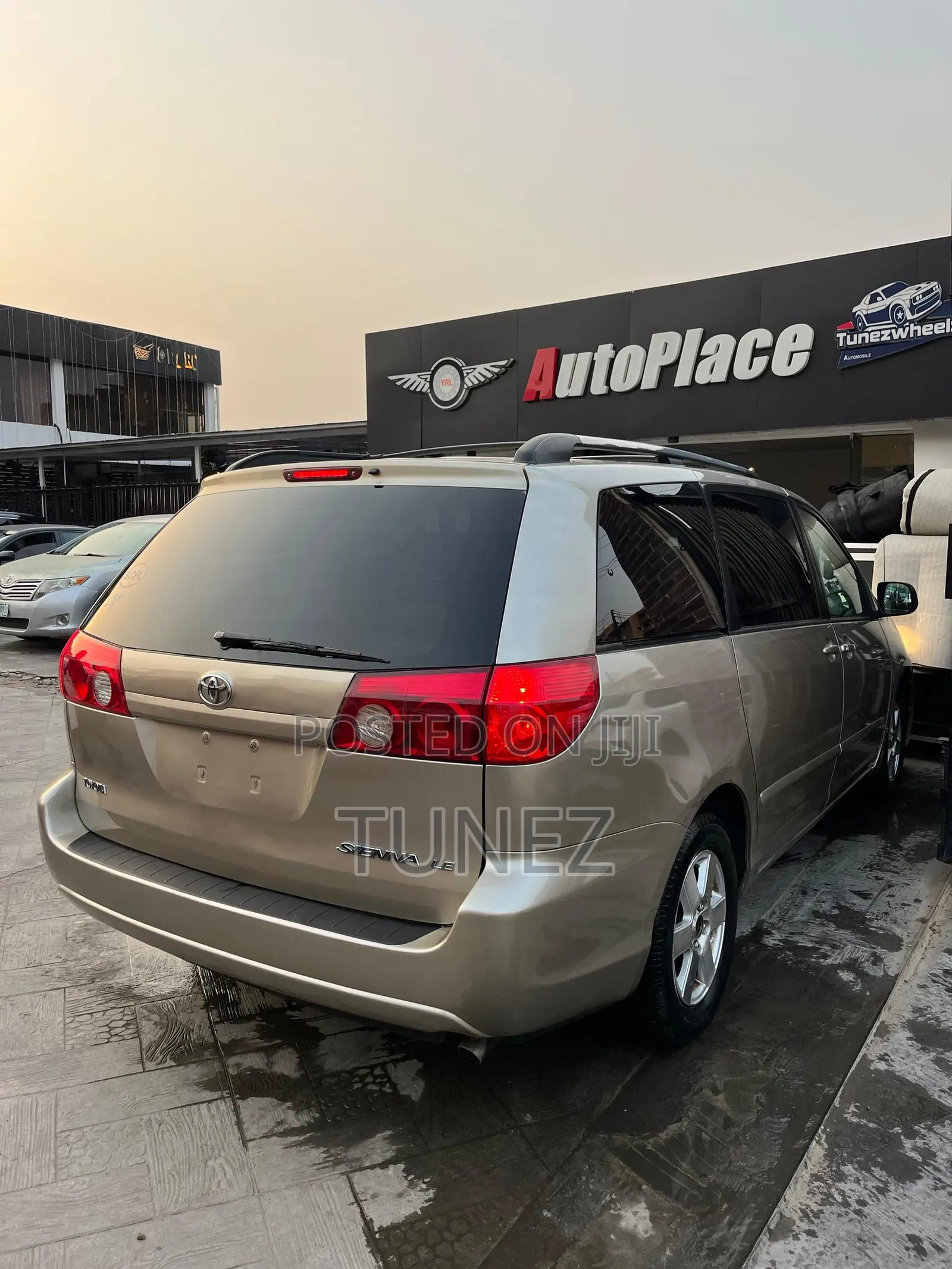Toyota Sienna LE AWD 2009 Gold