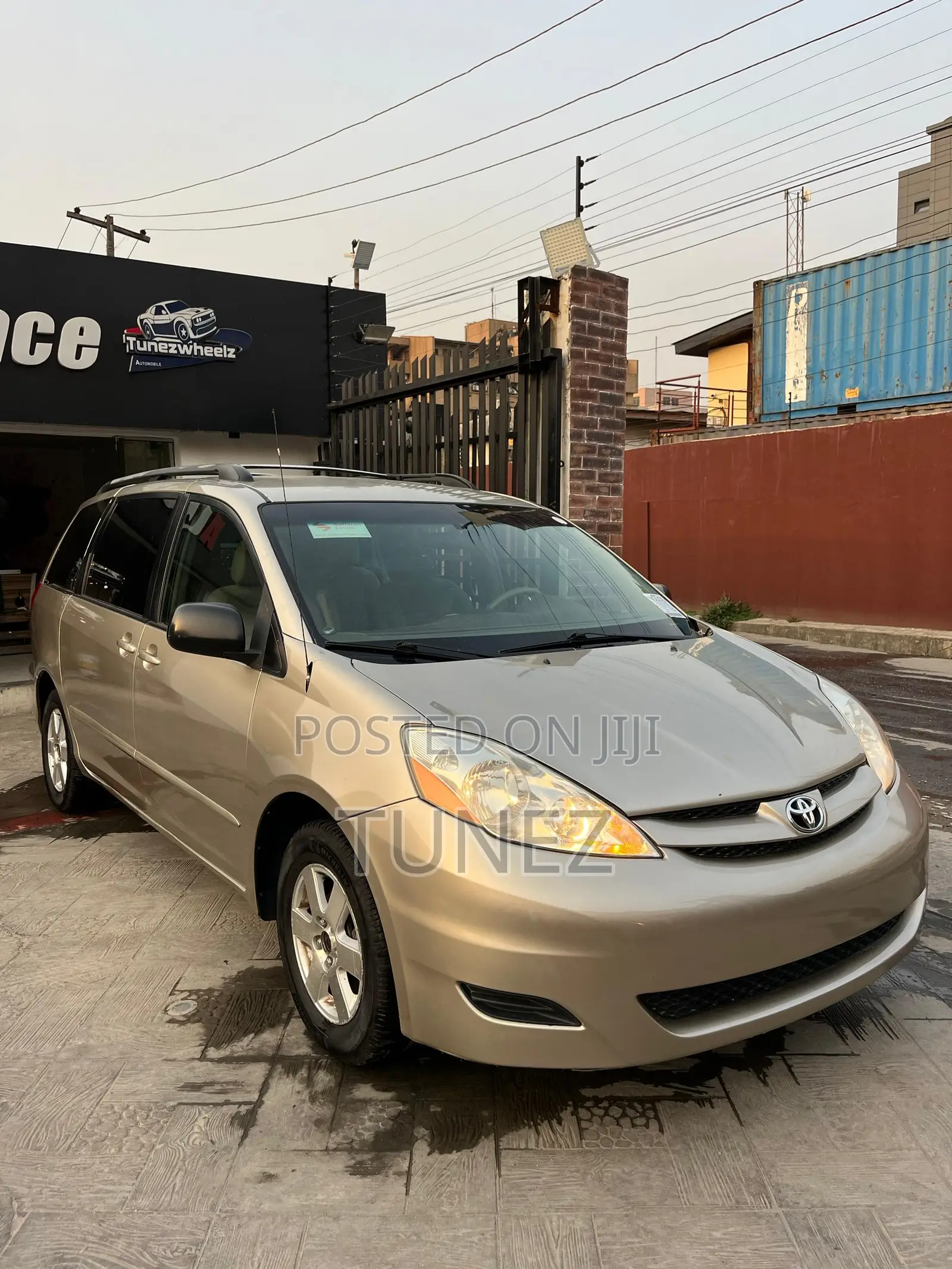 Toyota Sienna LE AWD 2009 Gold