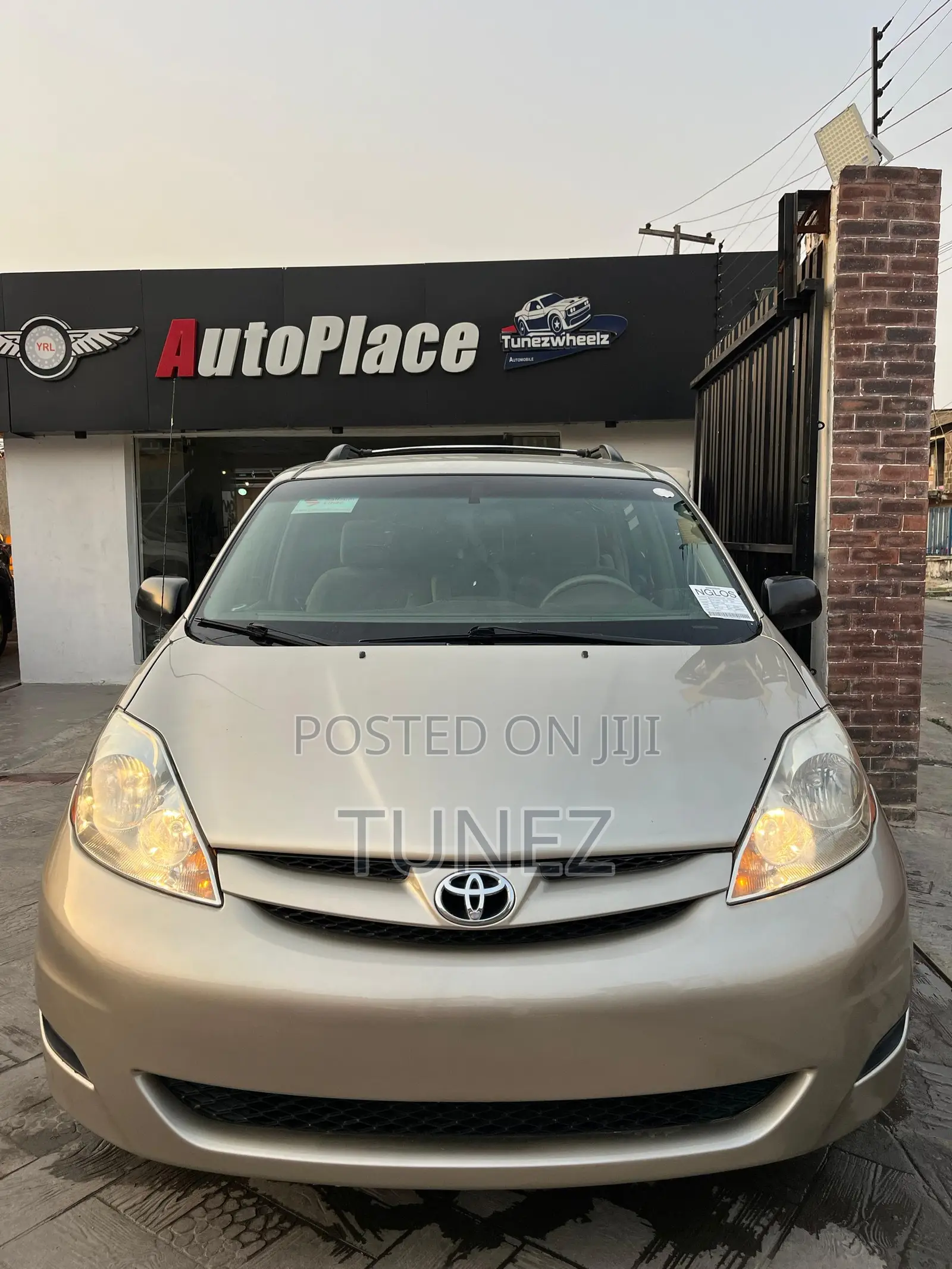 Toyota Sienna LE AWD 2009 Gold