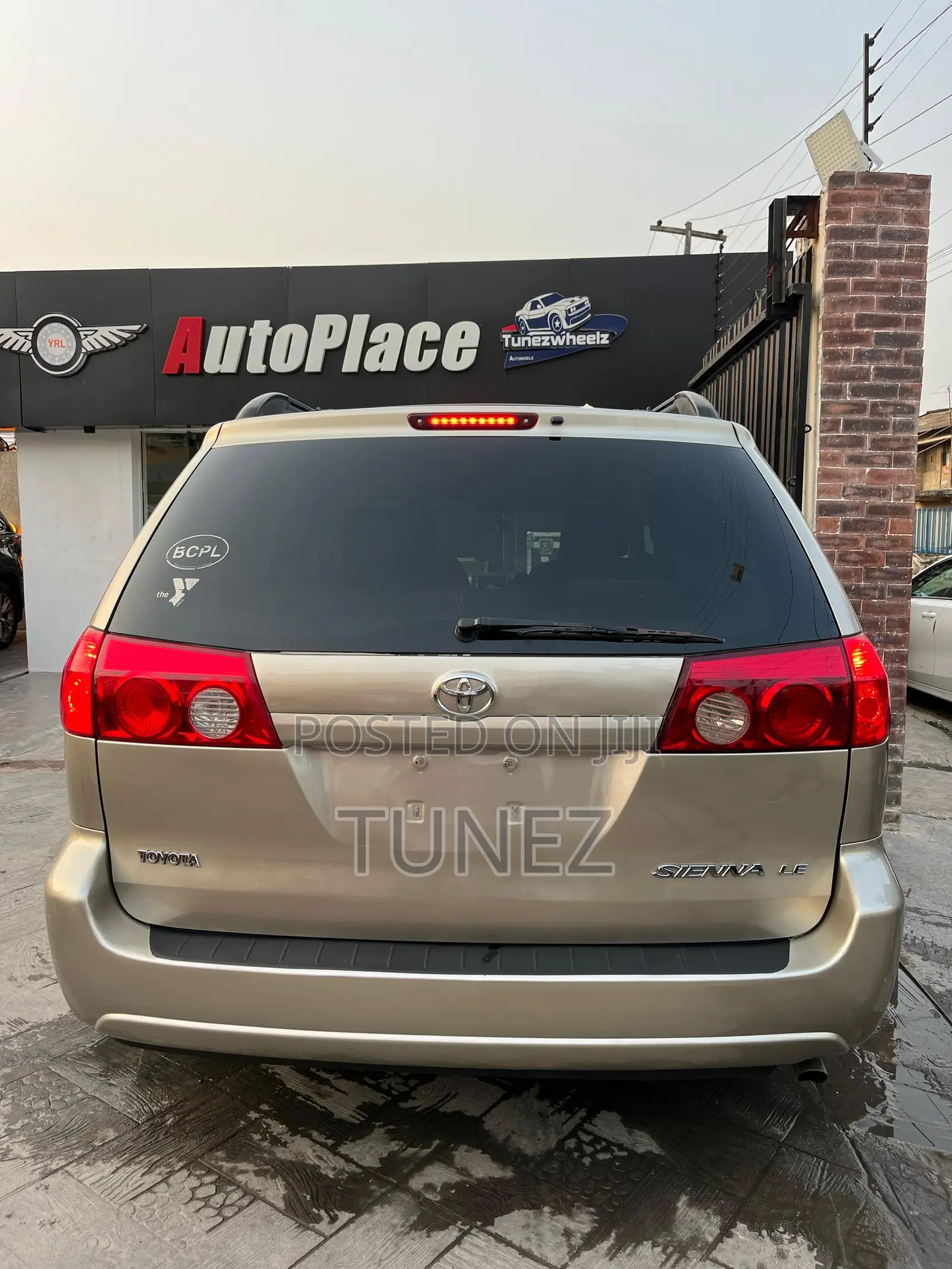 Toyota Sienna LE AWD 2009 Gold