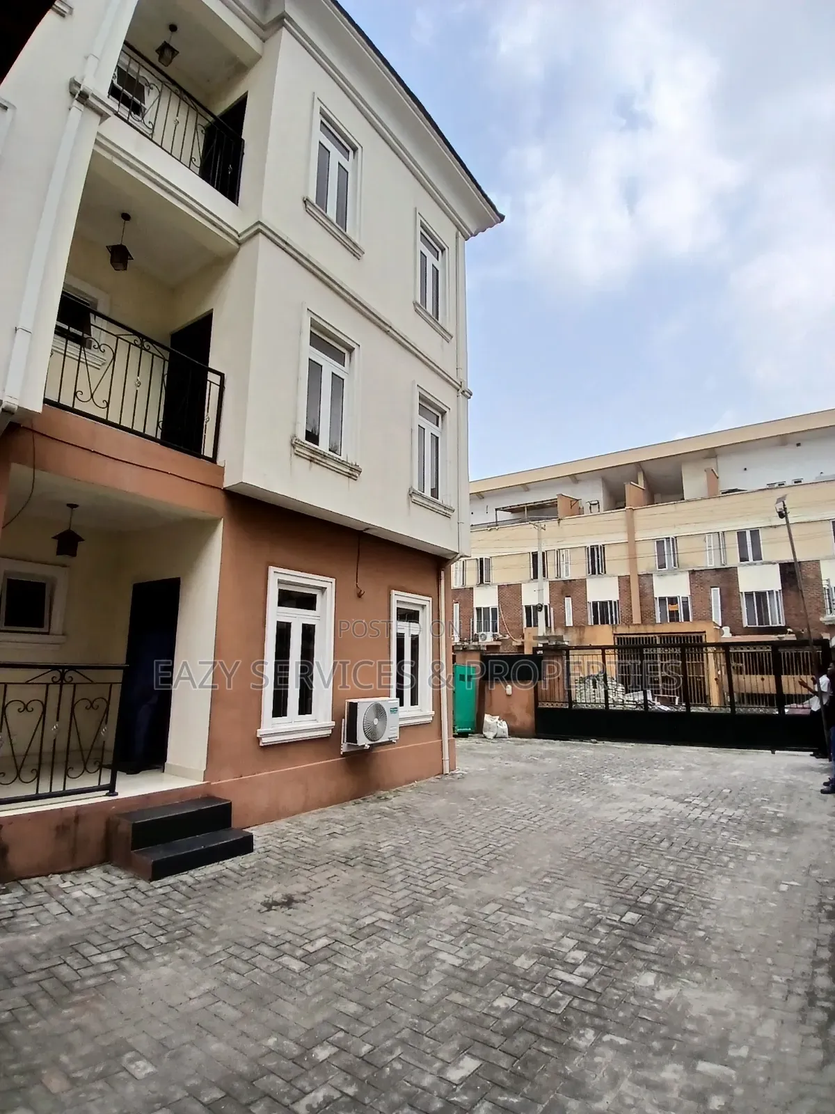 20bdrm House in Gated And Secured, Agungi for sale