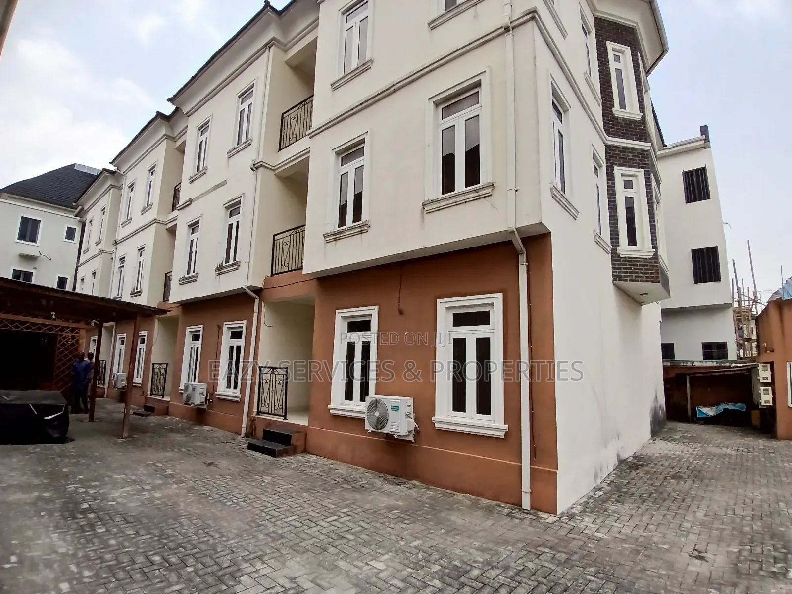 20bdrm House in Gated And Secured, Agungi for sale