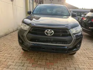 New Toyota Hilux 2025 Black