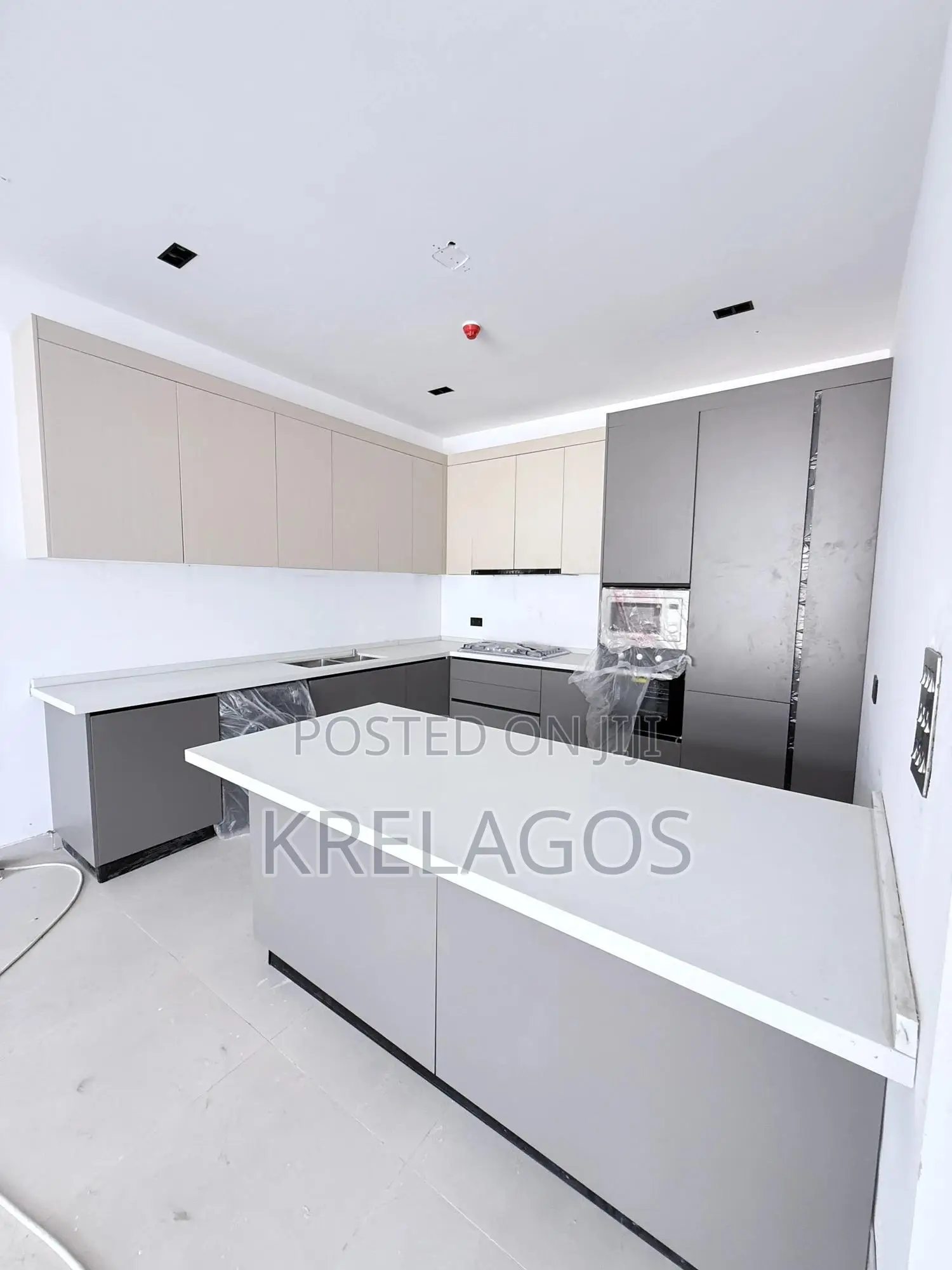 3bdrm Apartment in Lekki Phase 1 for sale
