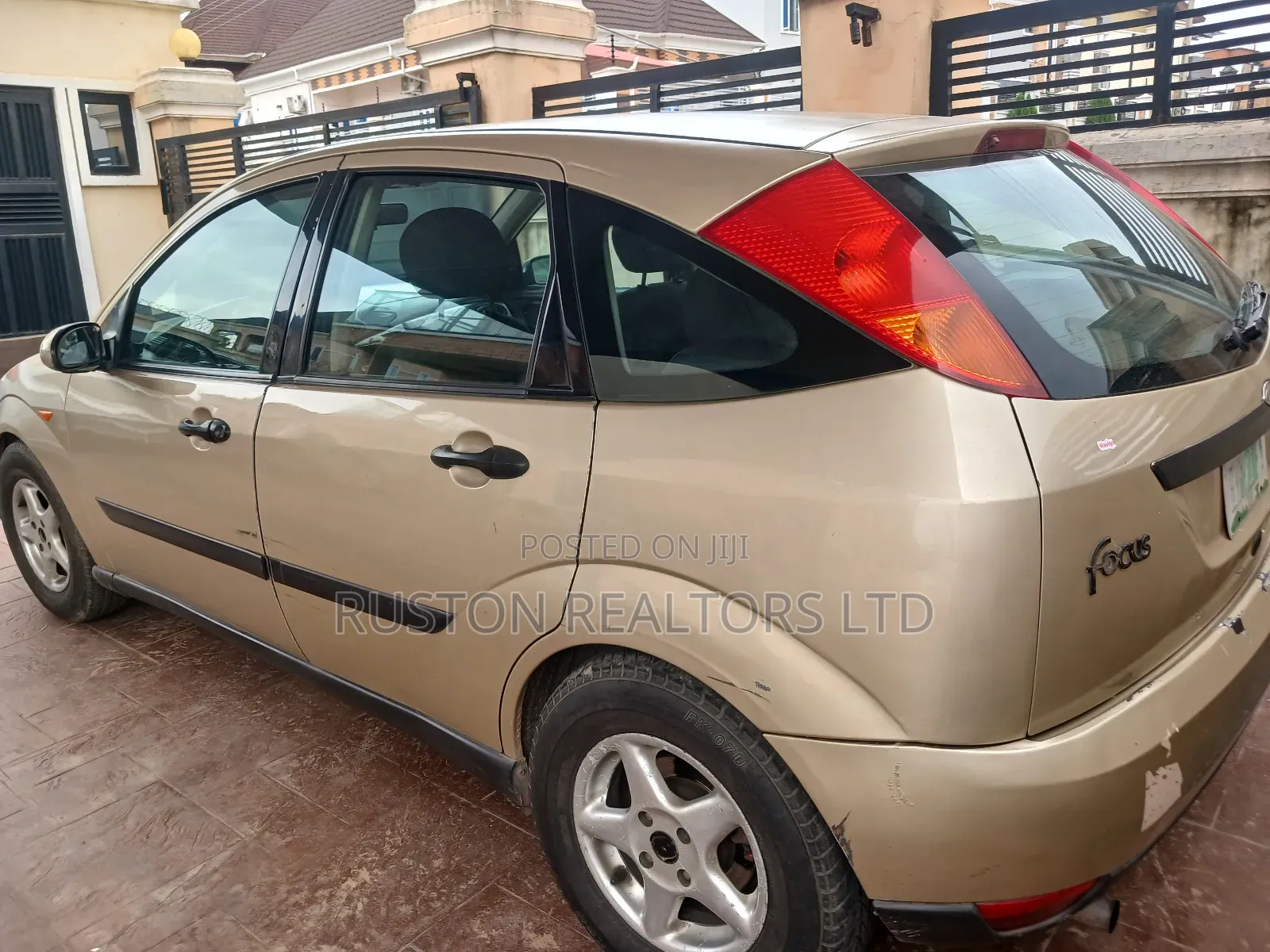 Ford Focus 2000 Gold