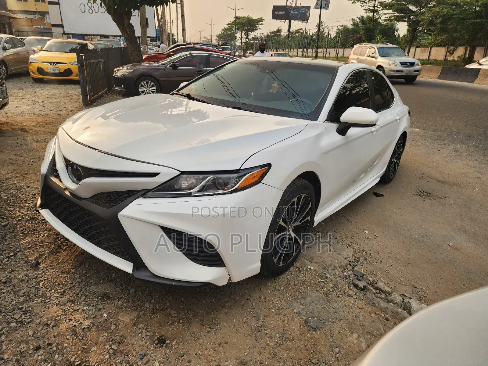 Toyota Camry SE FWD (2.5L 4cyl 8AM) 2018 White
