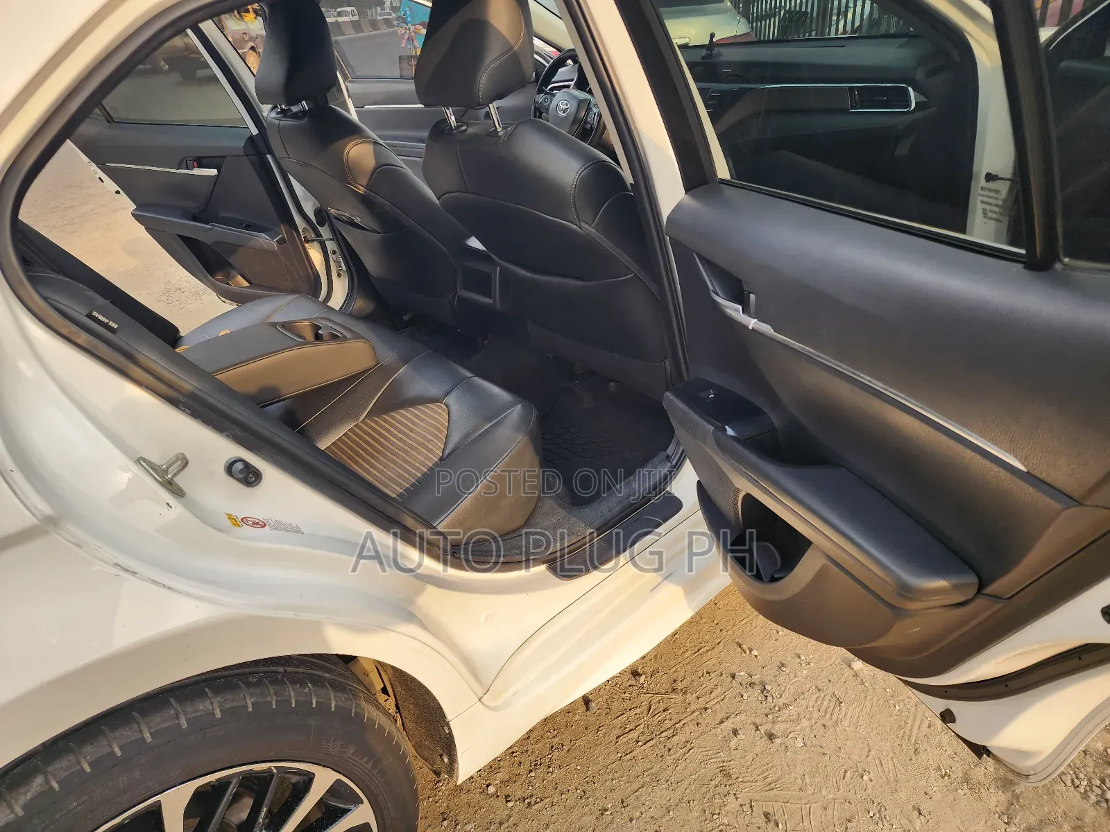 Toyota Camry SE FWD (2.5L 4cyl 8AM) 2018 White