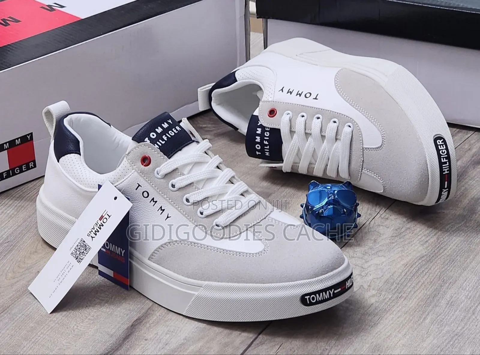 Tommy Lace-Up Sneakers