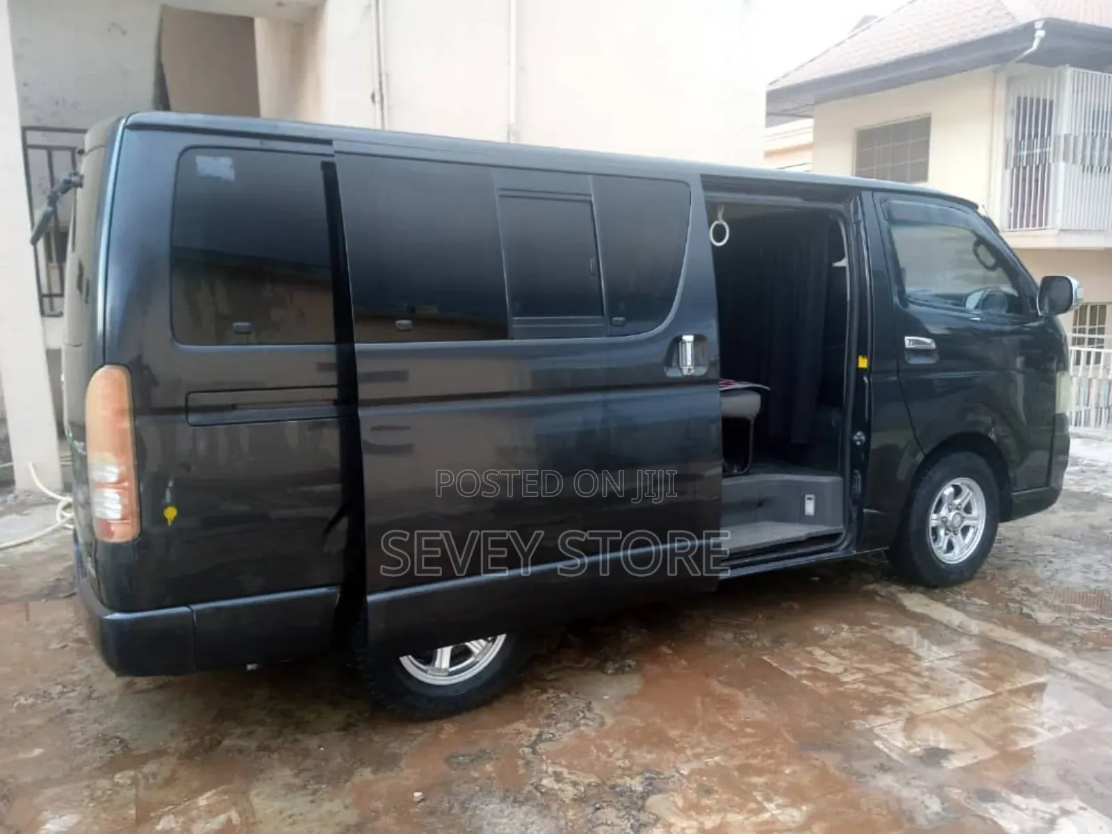 Executive Cars and Hummer Buses Available for Hire