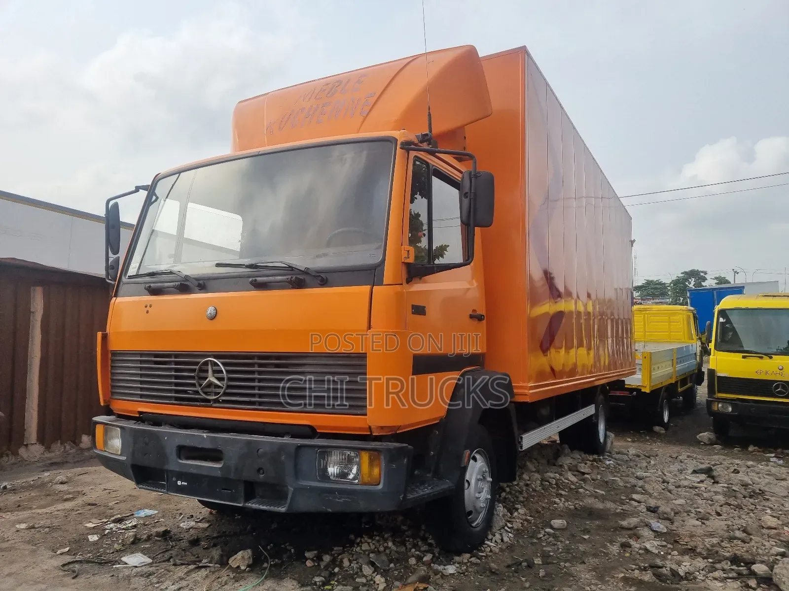 Mercedes Benz 814 Cover Truck [20ft Length]