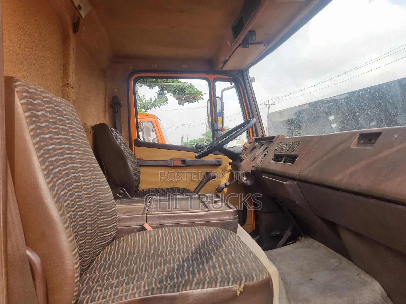 Mercedes Benz 814 Cover Truck [20ft Length]