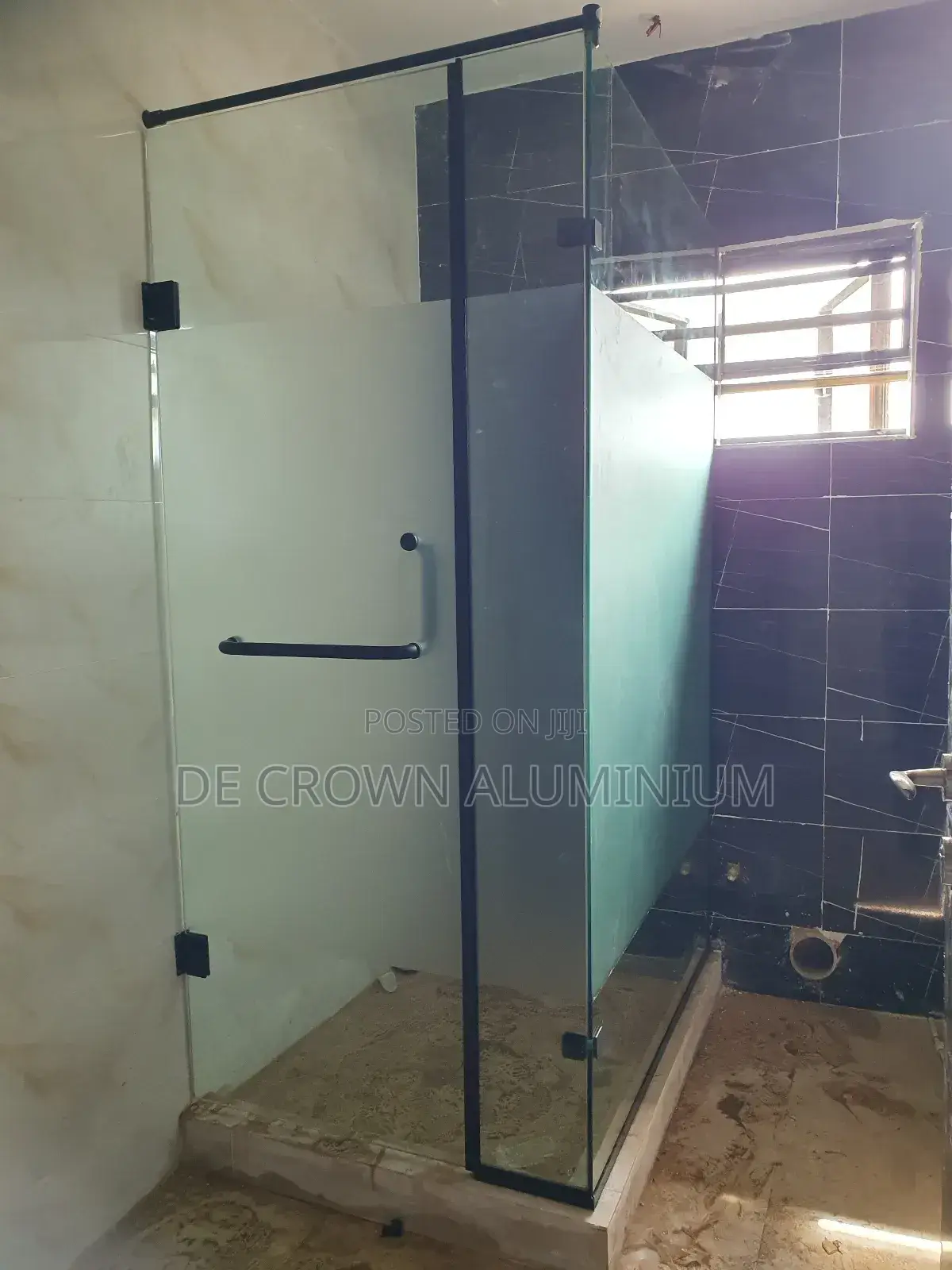 Modern 10mm Clear Tempered Glass Shower Cubicle With Silver Accessory