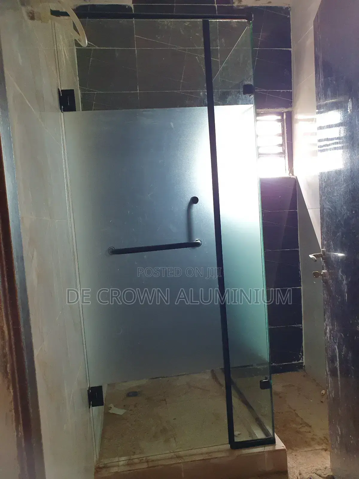 Modern 10mm Clear Tempered Glass Shower Cubicle With Silver Accessory