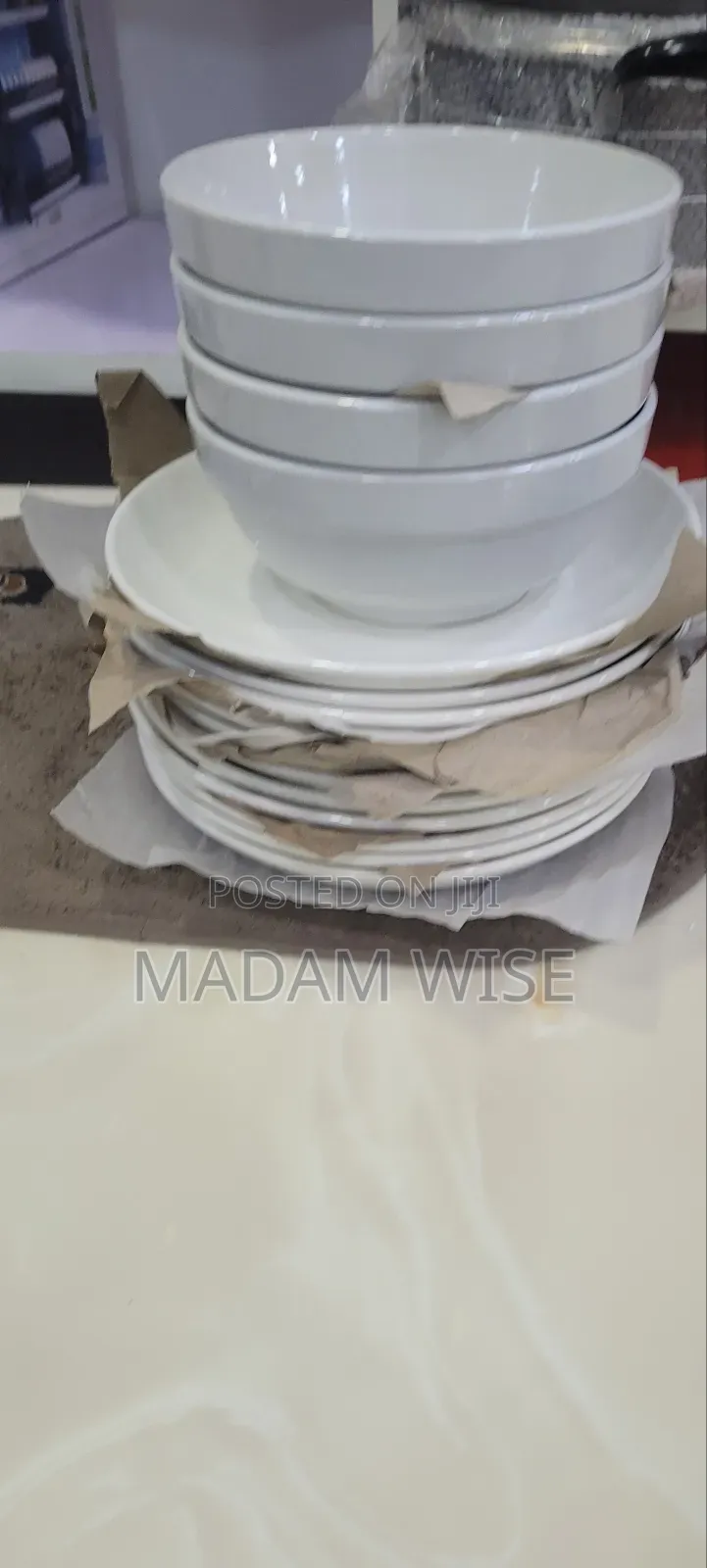 Dish . Quality Dinnerware Set . (Ceramic)