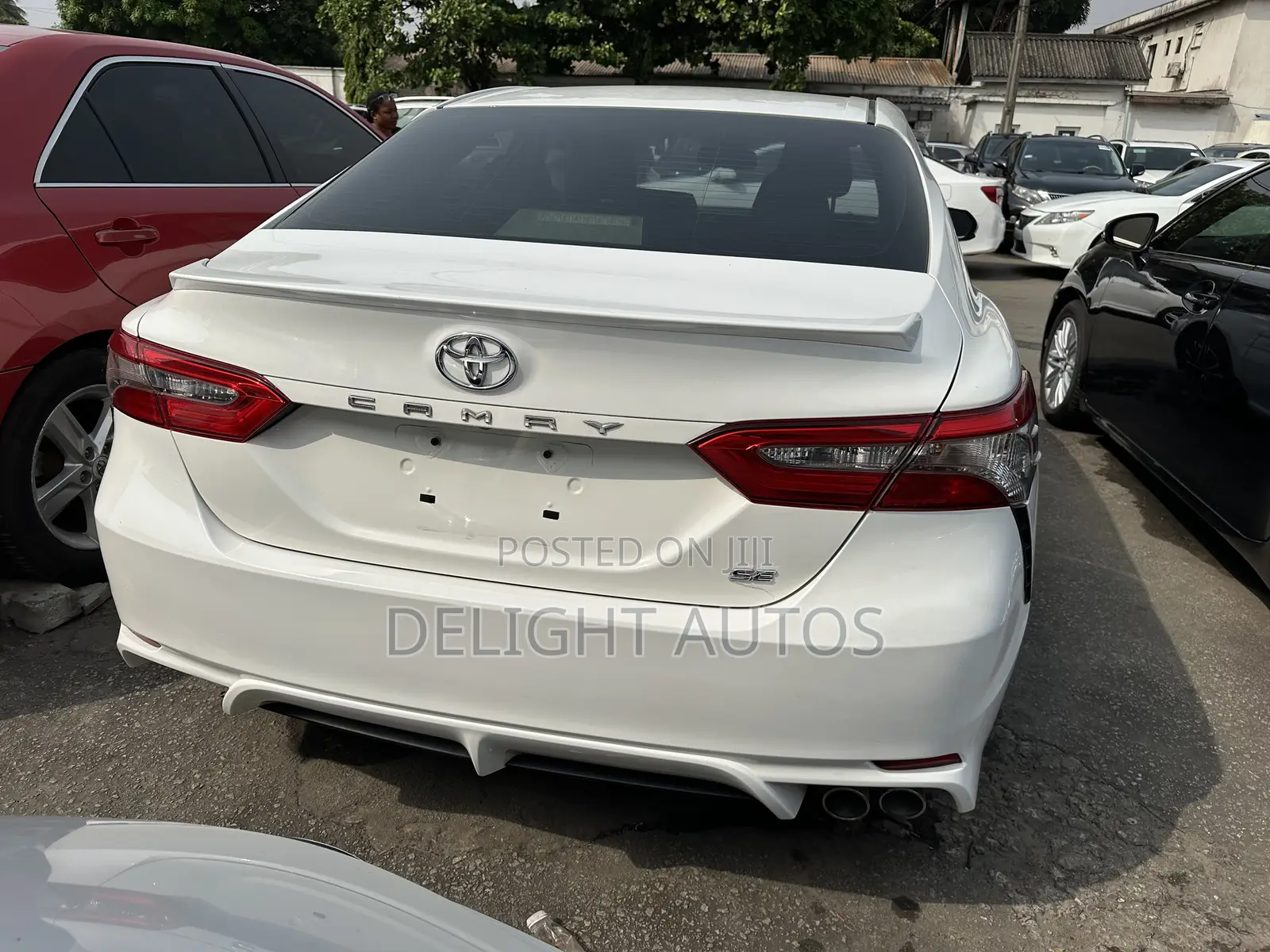 Toyota Camry SE FWD (2.5L 4cyl 8AM) 2018 White