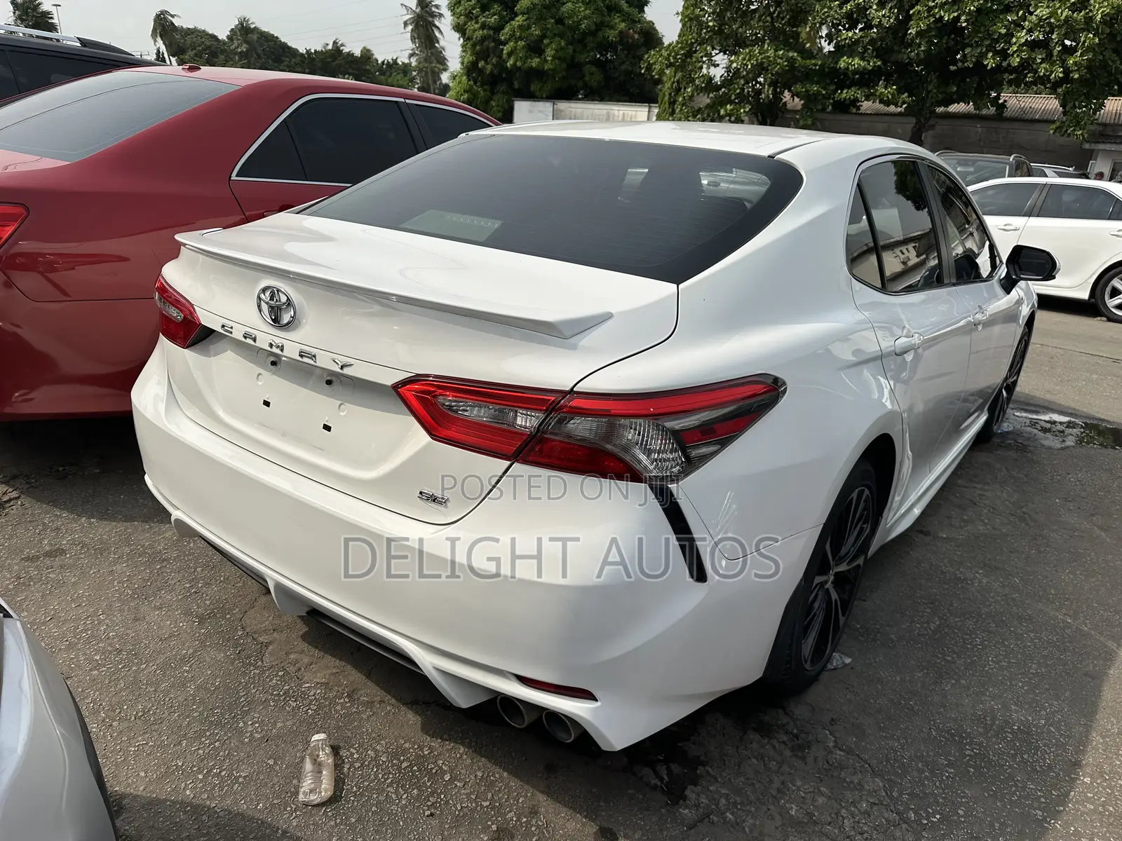 Toyota Camry SE FWD (2.5L 4cyl 8AM) 2018 White