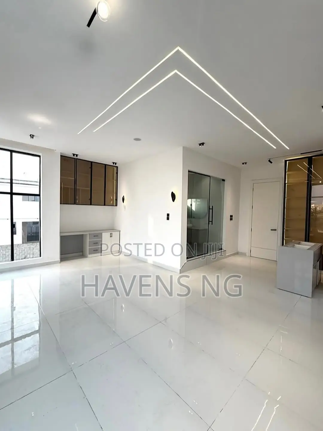 5bdrm Duplex in Chevron for sale