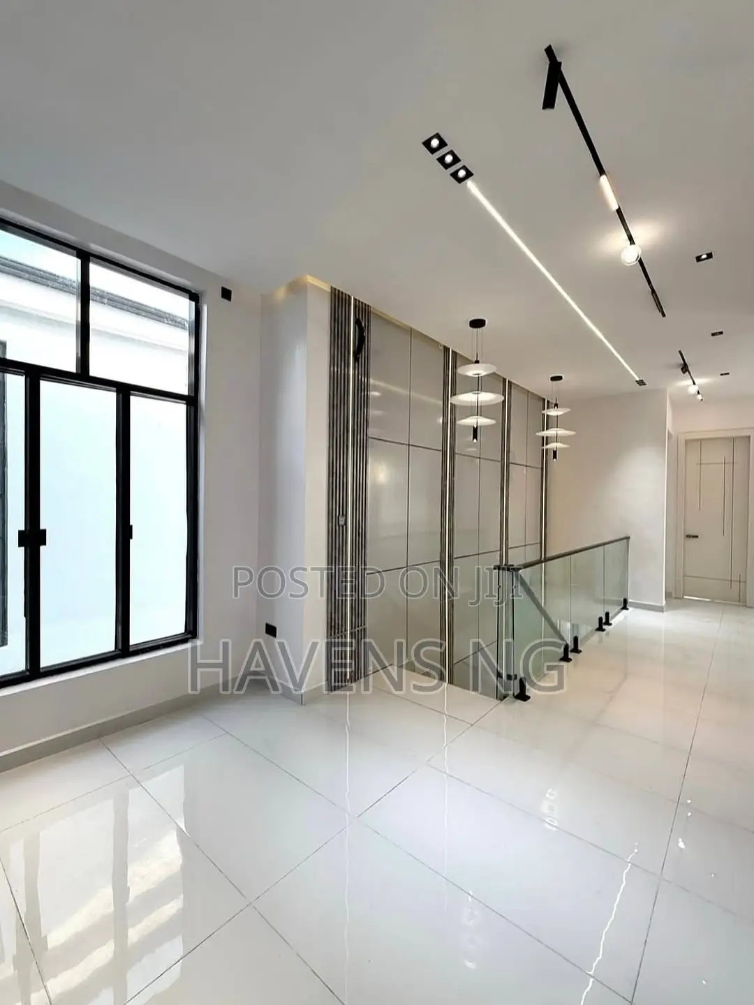 5bdrm Duplex in Chevron for sale