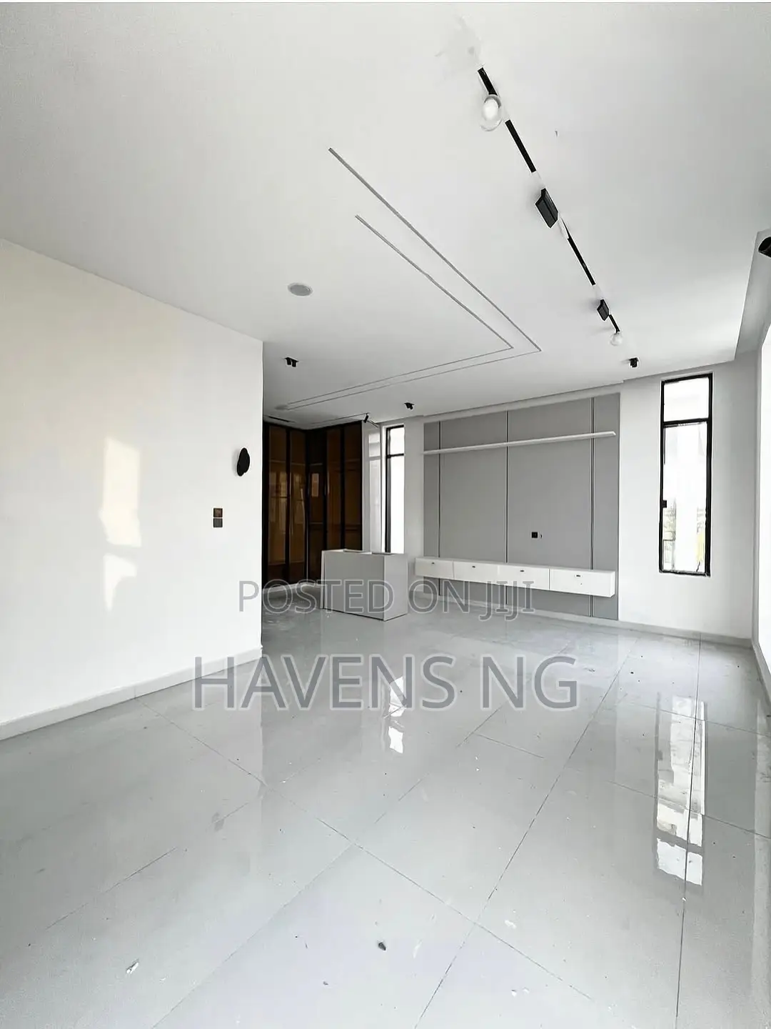 5bdrm Duplex in Chevron for sale