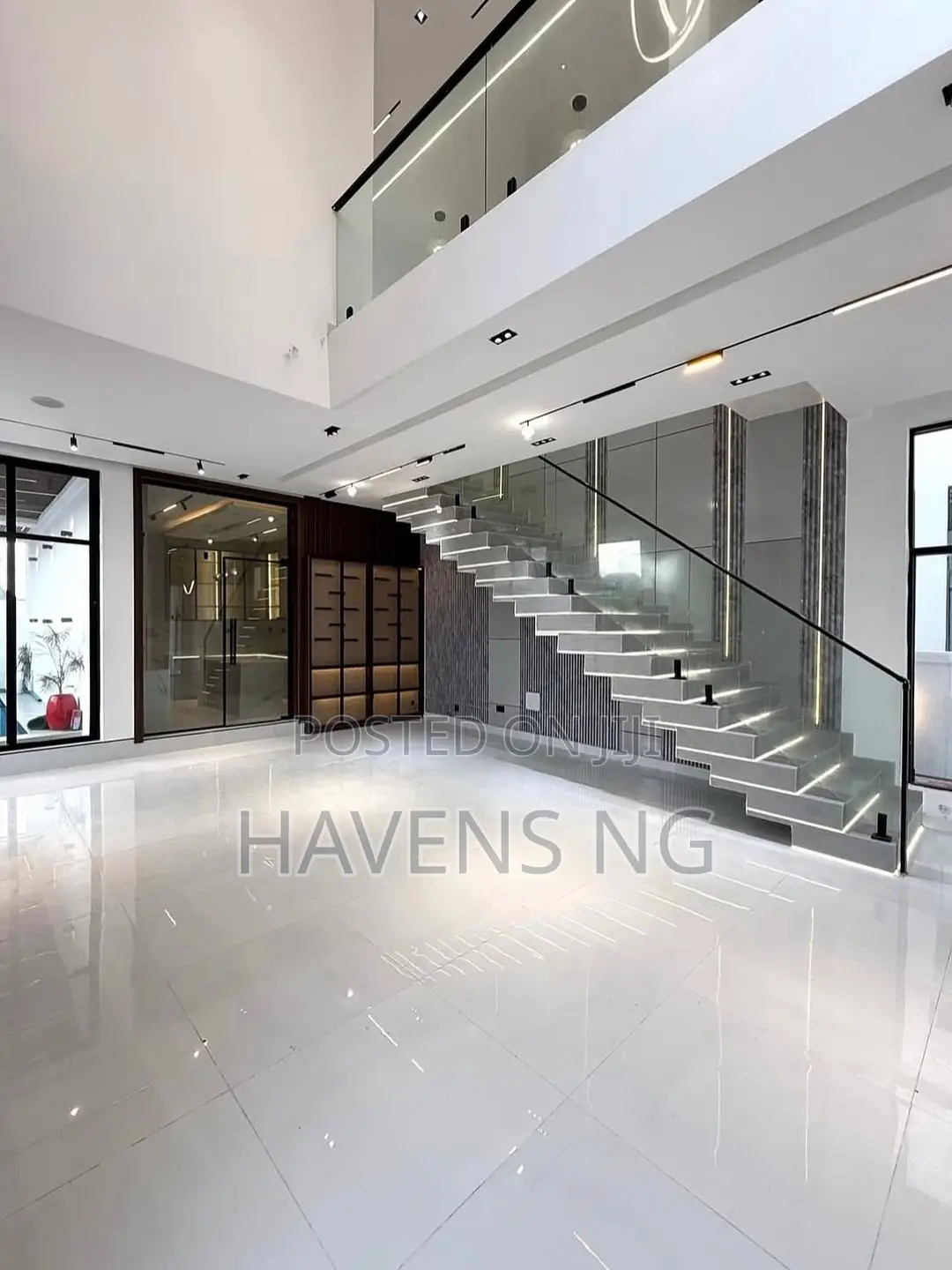 5bdrm Duplex in Chevron for sale