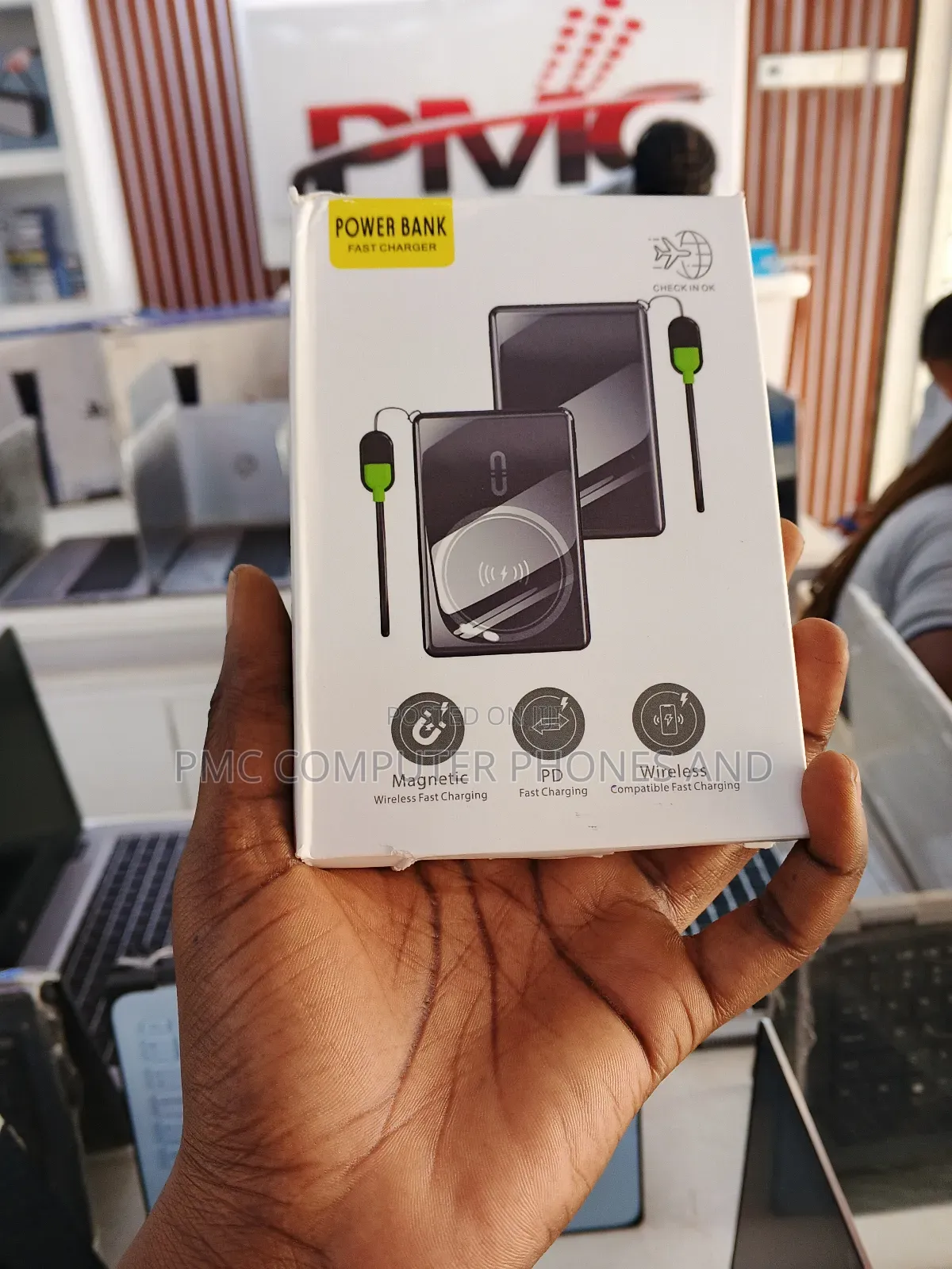 Magnetic Powerbank With One Cable