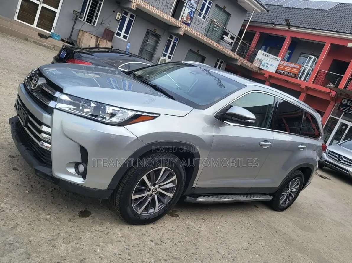 Toyota Highlander XLE 4x4 V6 (3.5L 6cyl 8A) 2017 Silver