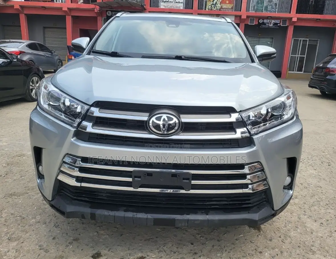 Toyota Highlander XLE 4x4 V6 (3.5L 6cyl 8A) 2017 Silver