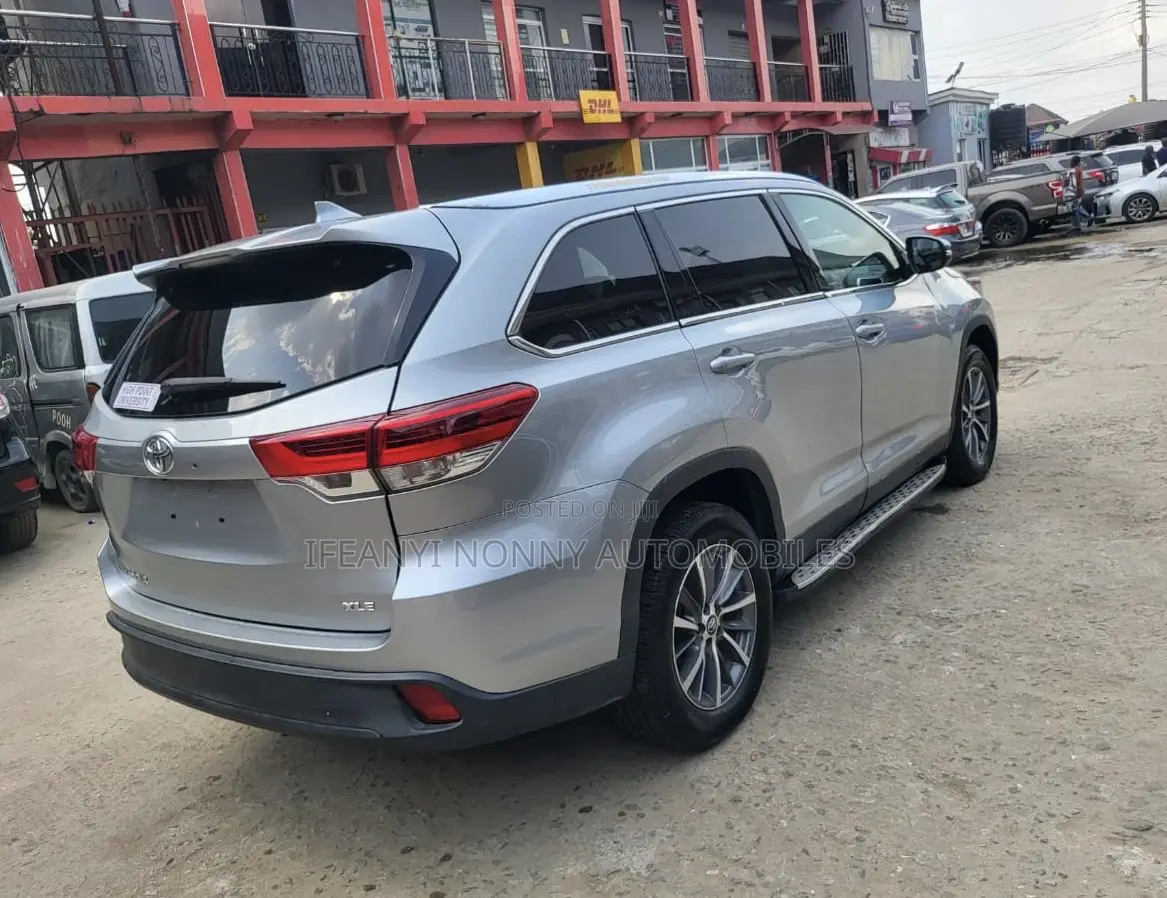 Toyota Highlander XLE 4x4 V6 (3.5L 6cyl 8A) 2017 Silver