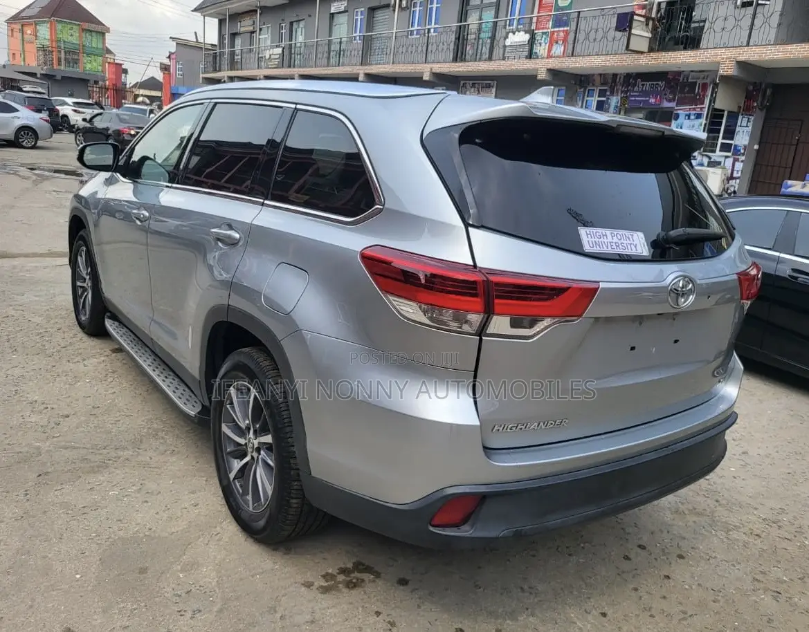 Toyota Highlander XLE 4x4 V6 (3.5L 6cyl 8A) 2017 Silver