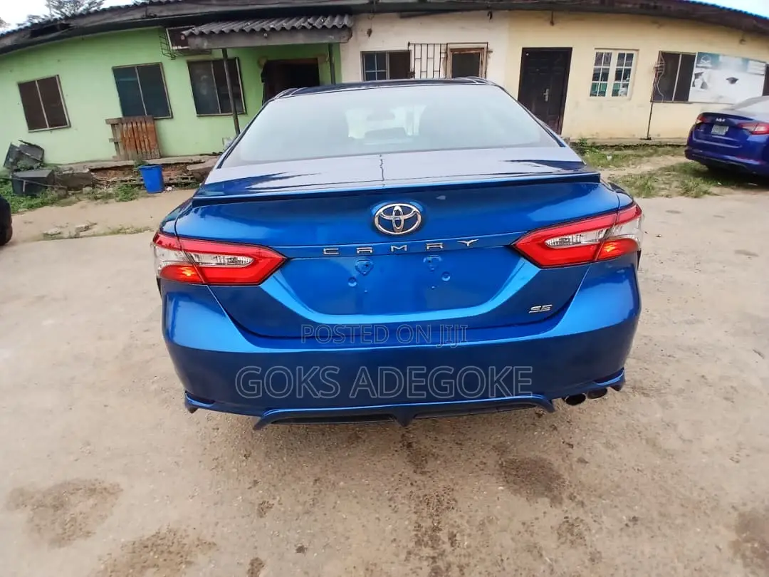 Toyota Camry SE FWD (2.5L 4cyl 8AM) 2018 Blue