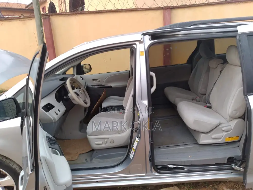 Toyota Sienna 2011 Silver