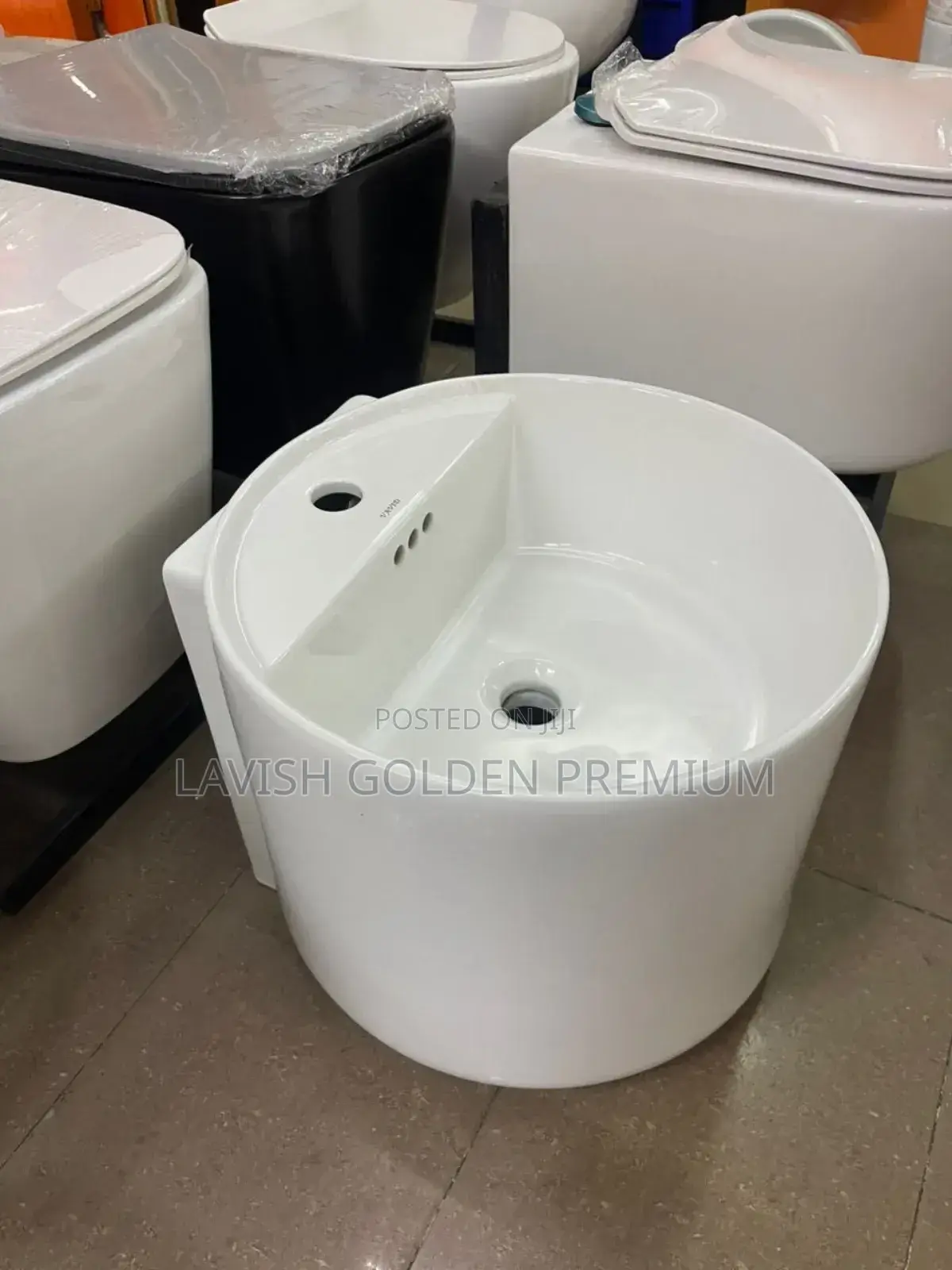 Swiss Madison Monaco 18" Round Ceramic Wall-Mount Wash Hands Basin