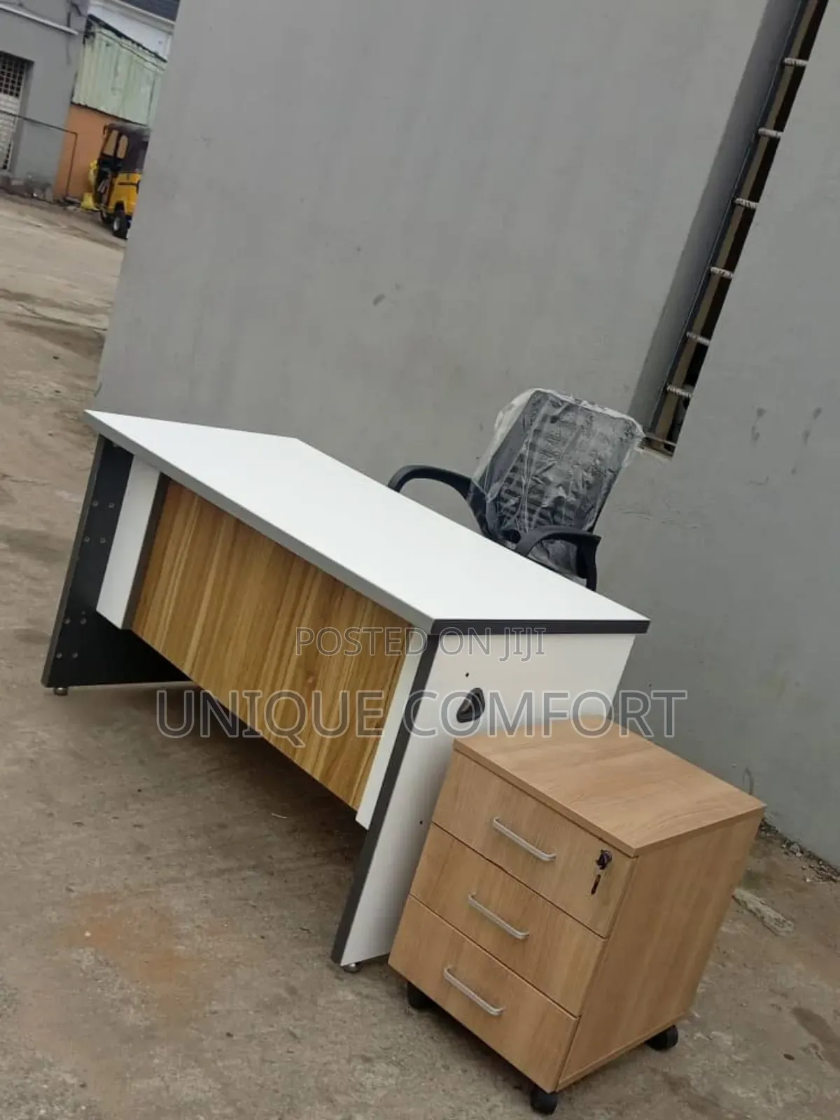 Executive Office Table,Side Drawer With Key and Swivel Chair