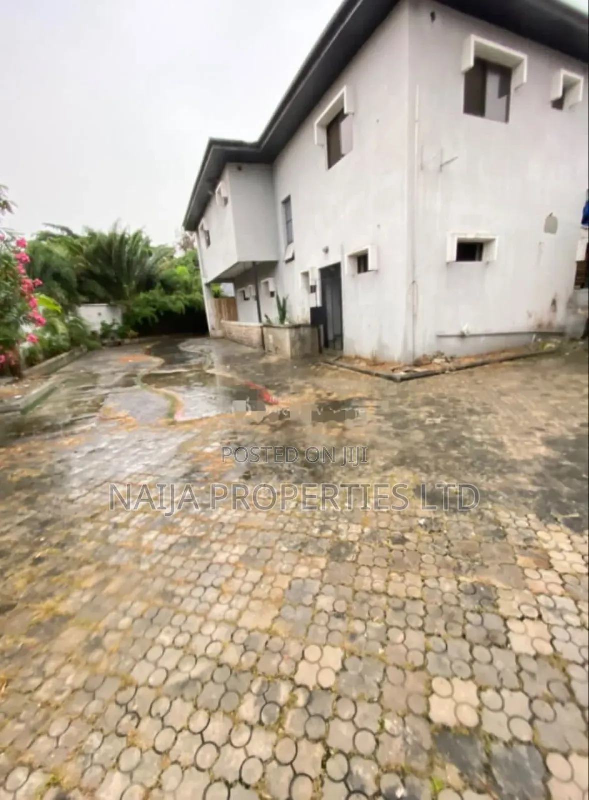 Commercial Property on 1200sqm of Land at Lekki Phase 1 for Lease