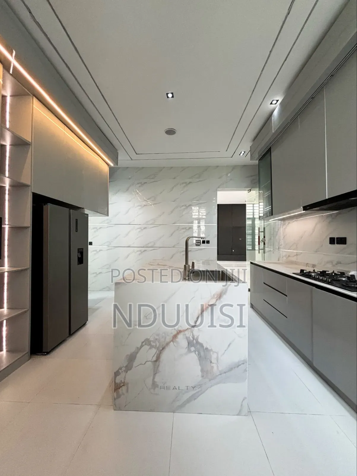 5bdrm Duplex in Chevron for sale