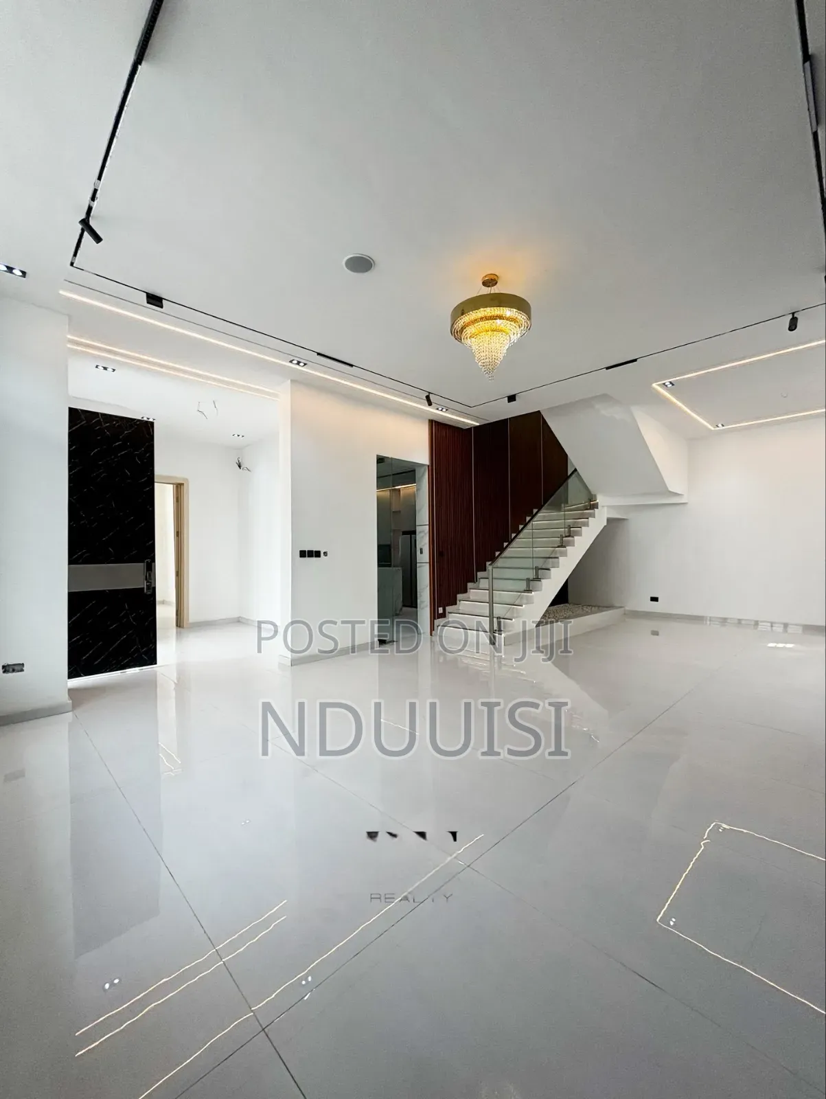 5bdrm Duplex in Chevron for sale