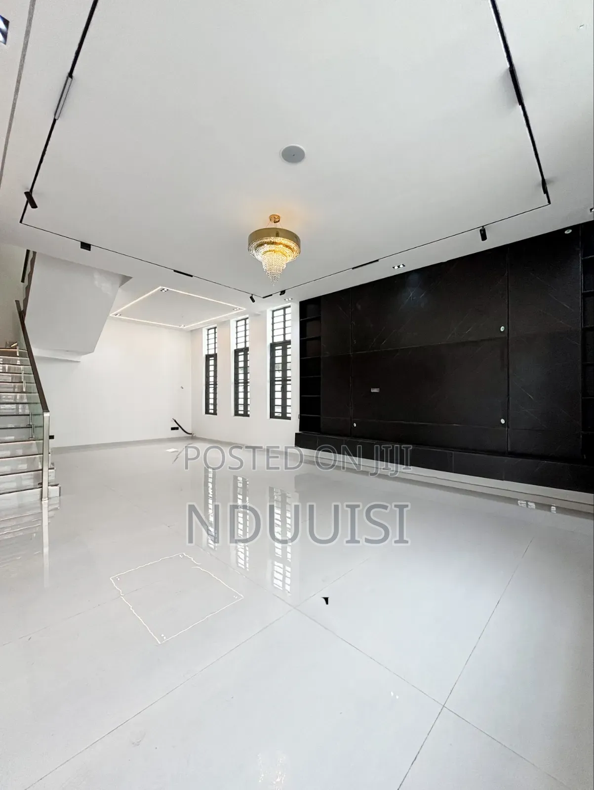 5bdrm Duplex in Chevron for sale