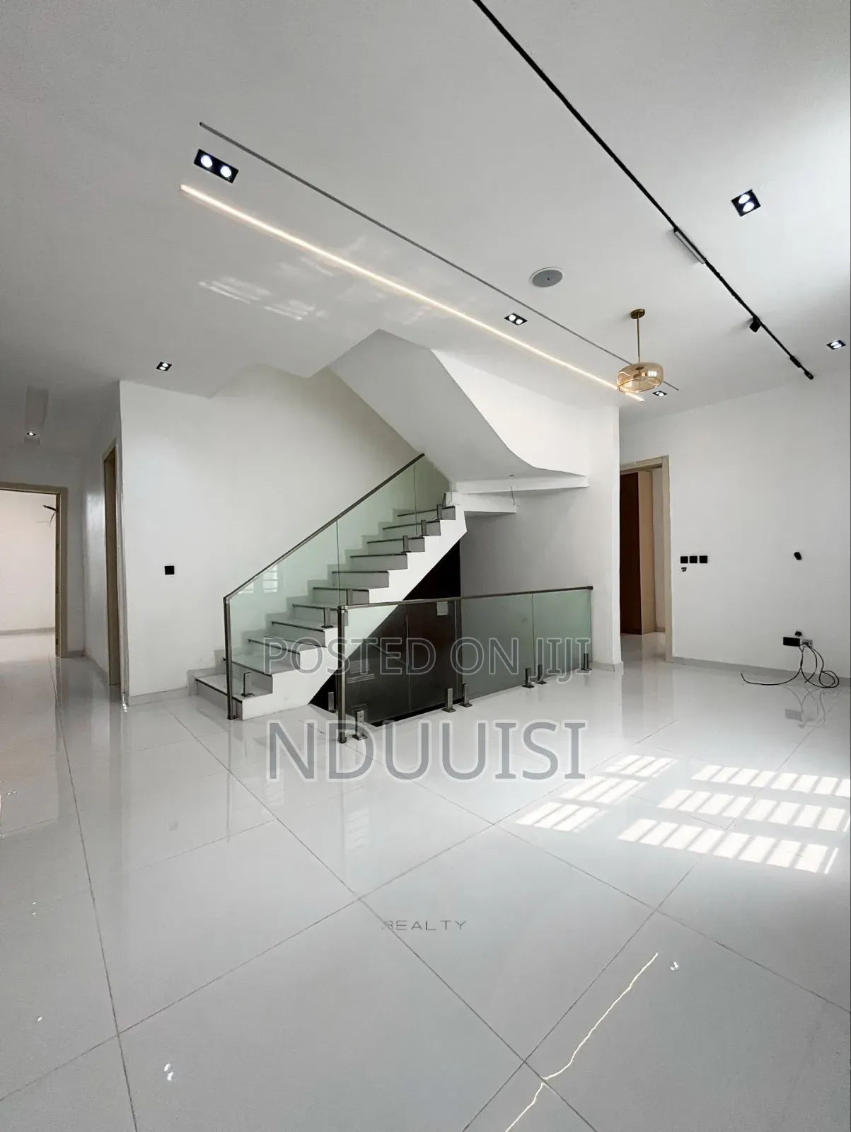 5bdrm Duplex in Chevron for sale