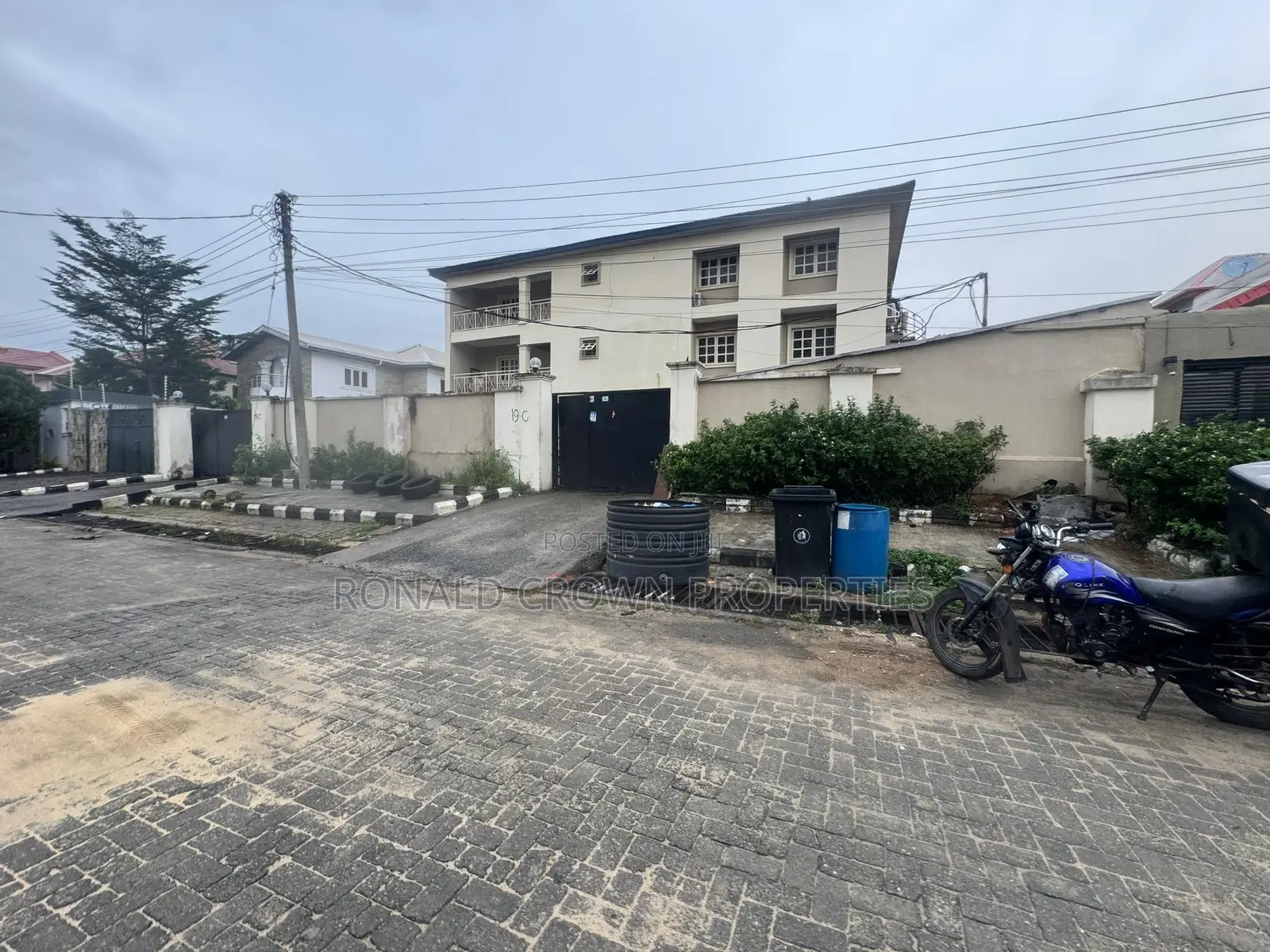 3bdrm Apartment in Lekki Phase 1 for sale